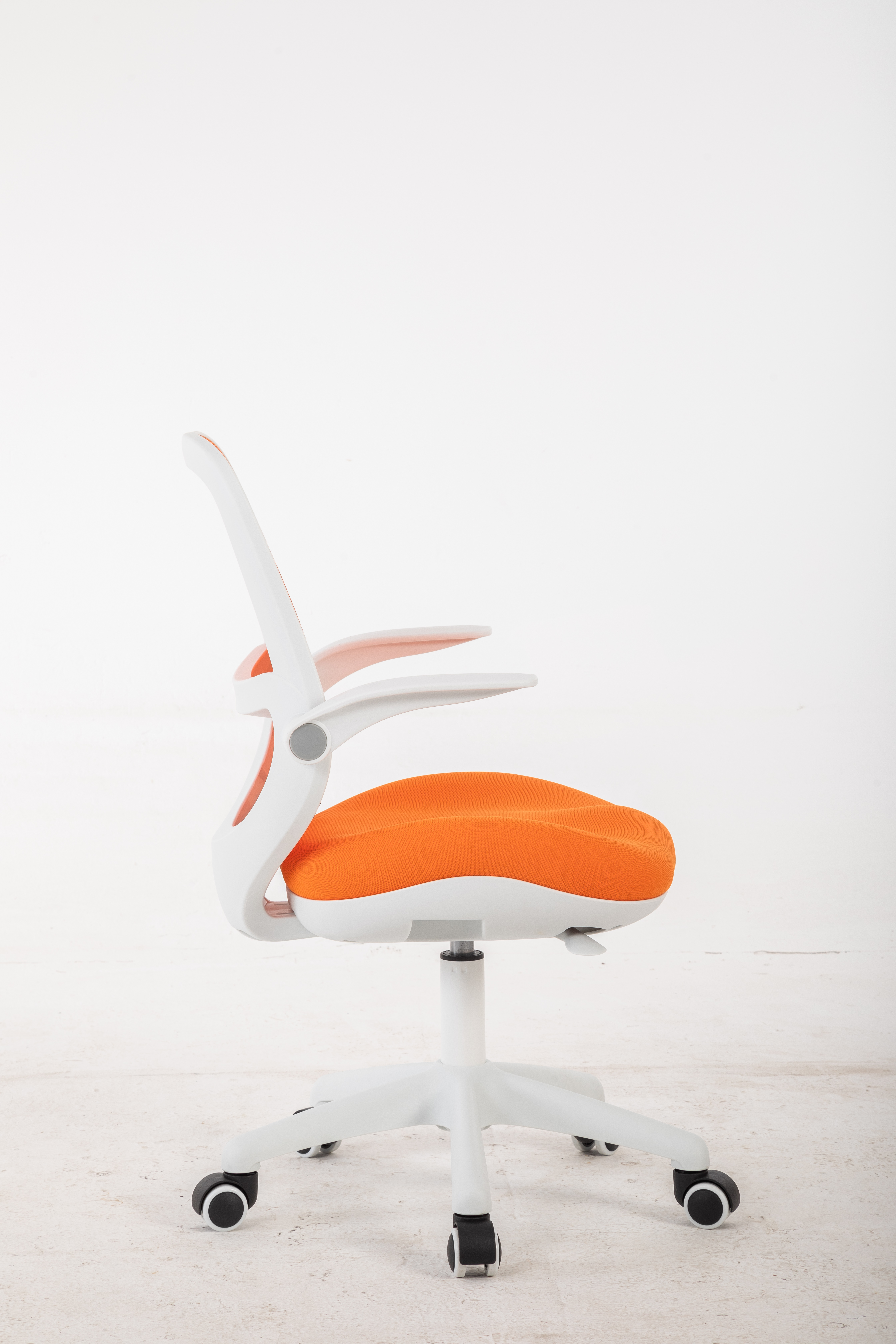 Białe krzesło biurowe z pomarańczowym siedziskiem i oparciem, na kółkach.