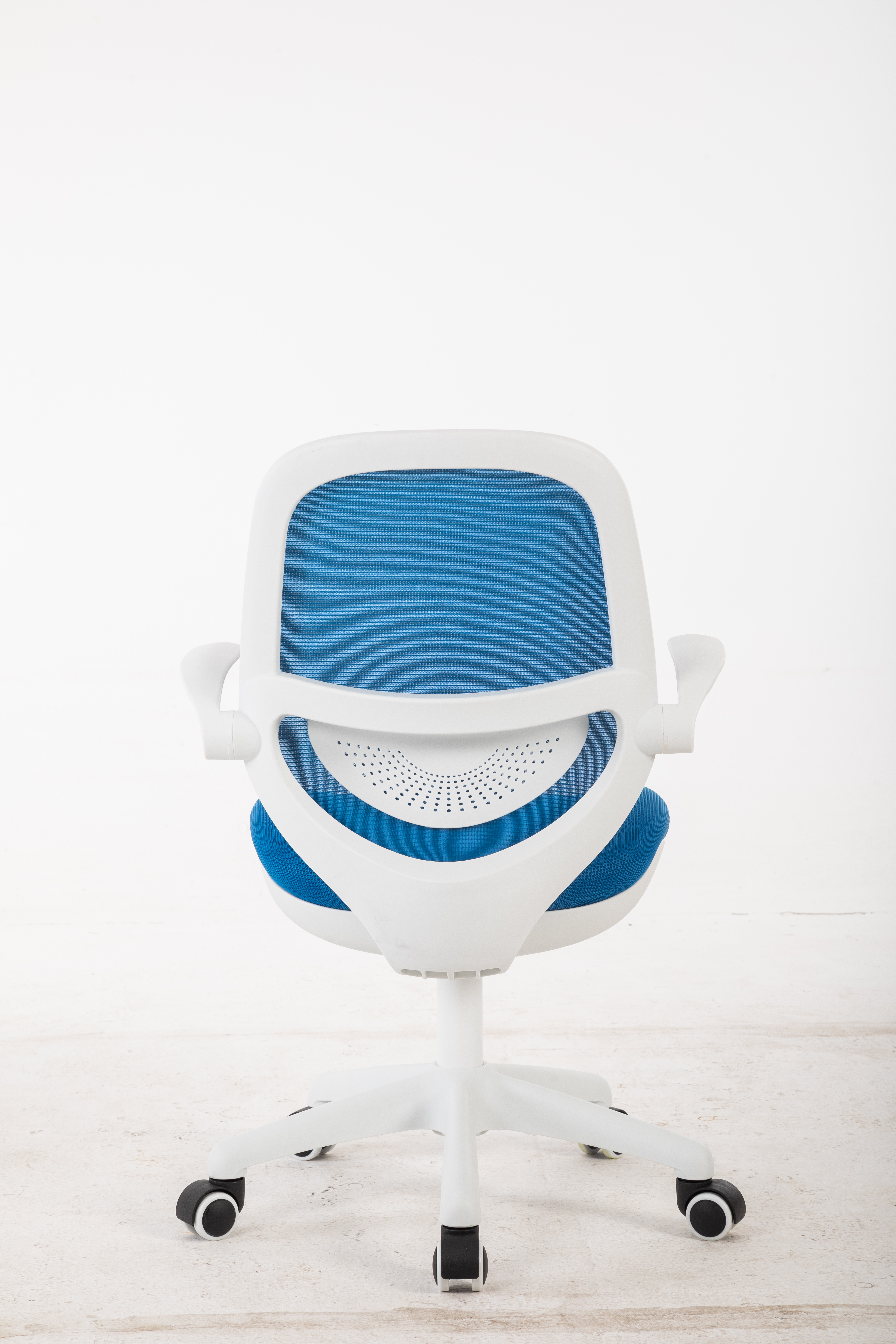 Białe krzesło biurowe z niebieskim oparciem i siedziskiem z siatki, na kółkach.