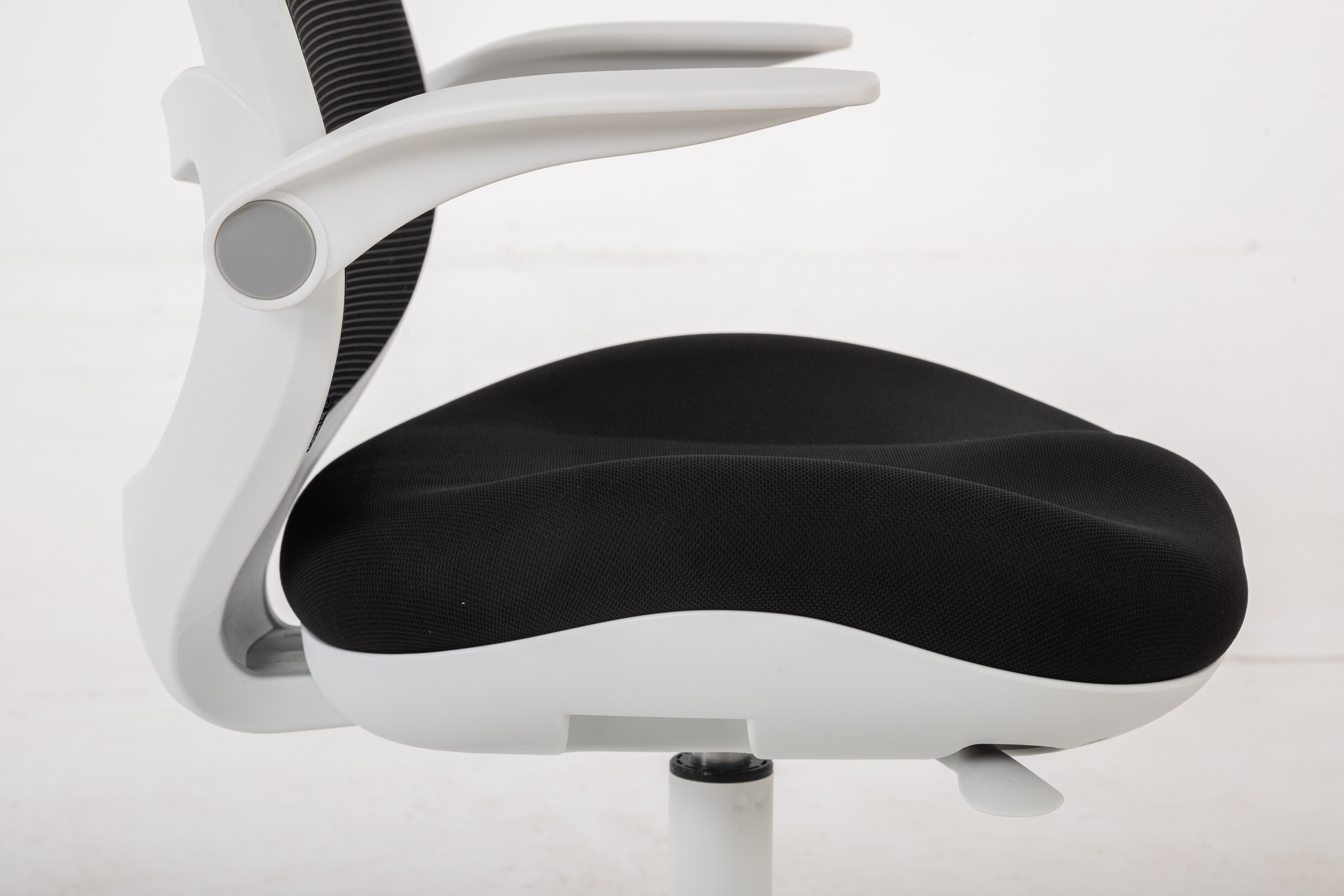 Nowoczesne krzesło biurowe z czarnym siedziskiem i białymi podłokietnikami.