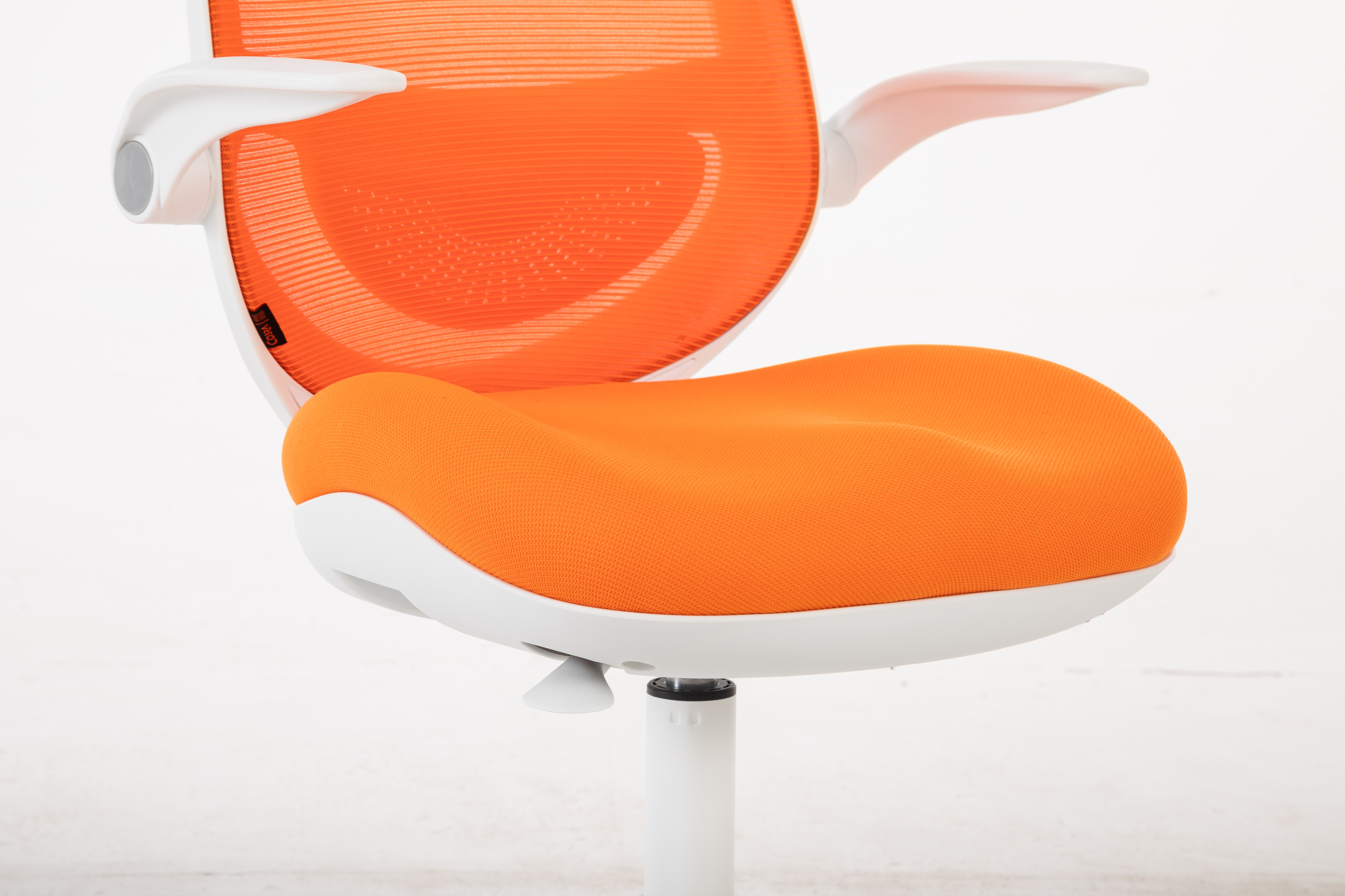 Nowoczesne krzesło biurowe z pomarańczowym oparciem i siedziskiem z siatki.