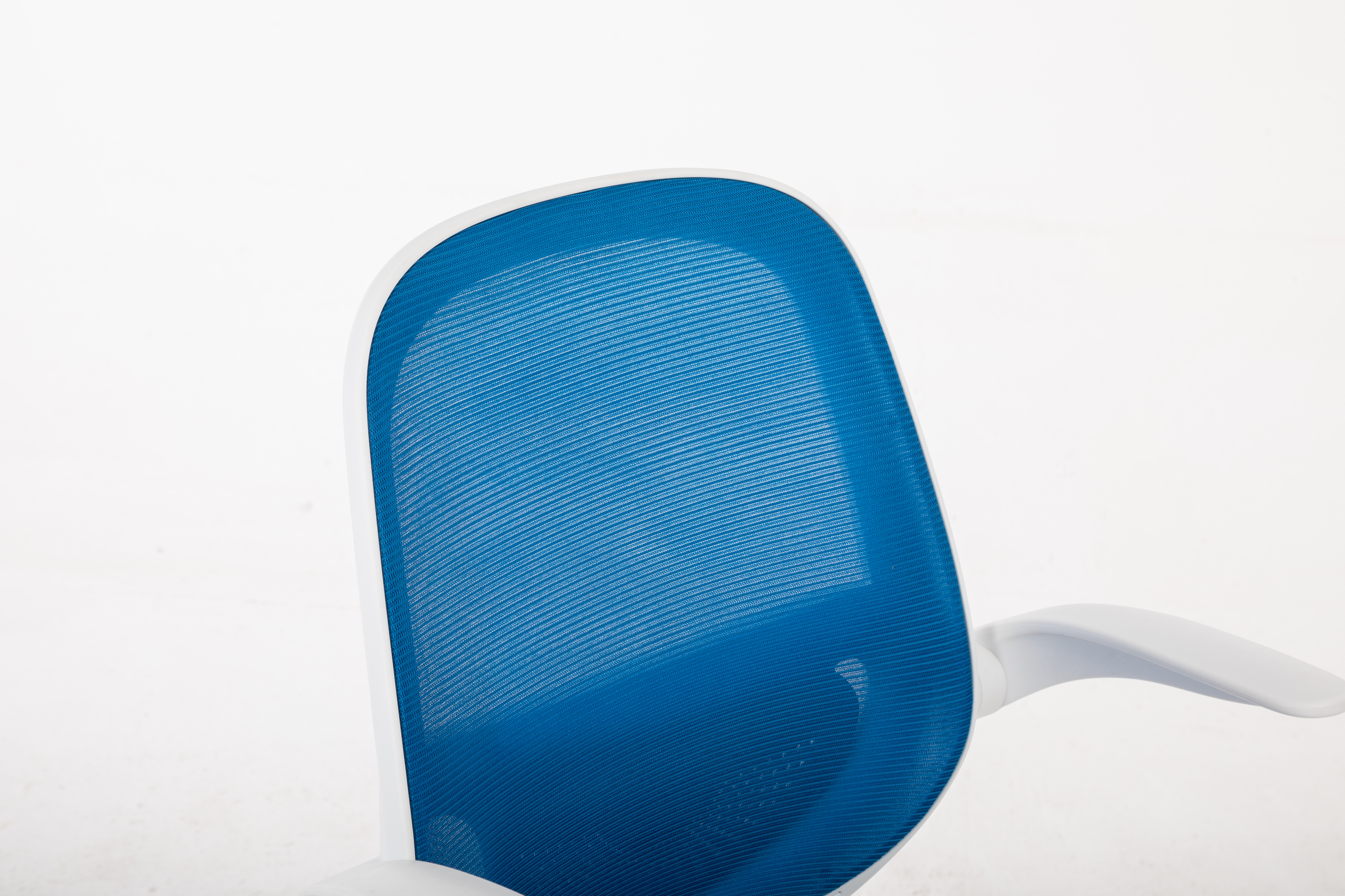 Tył białego krzesła biurowego z niebieskim siatkowym oparciem na białym tle.