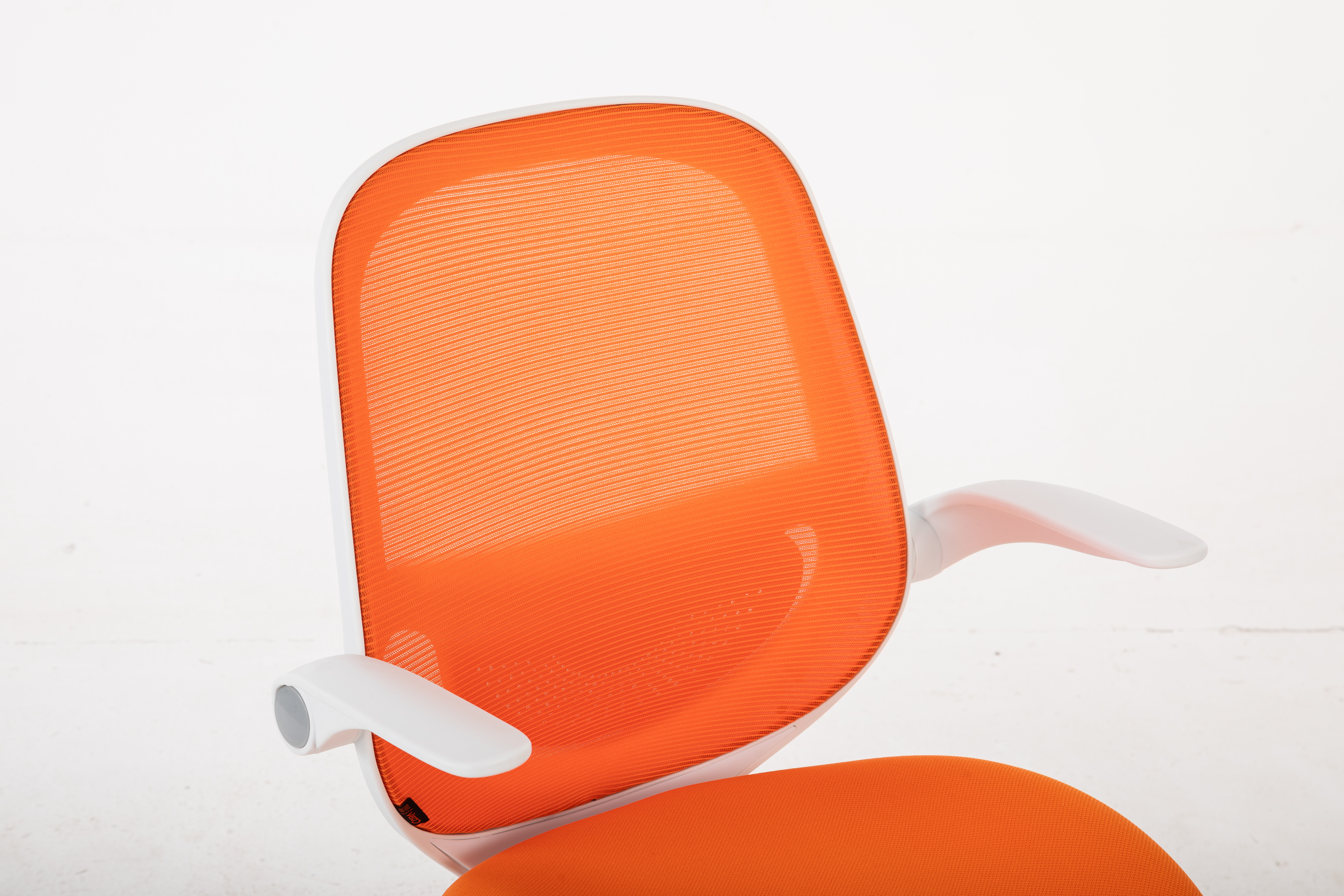 Nowoczesne krzesło biurowe z pomarańczowym oparciem i siedziskiem z siatki, białe podłokietniki.