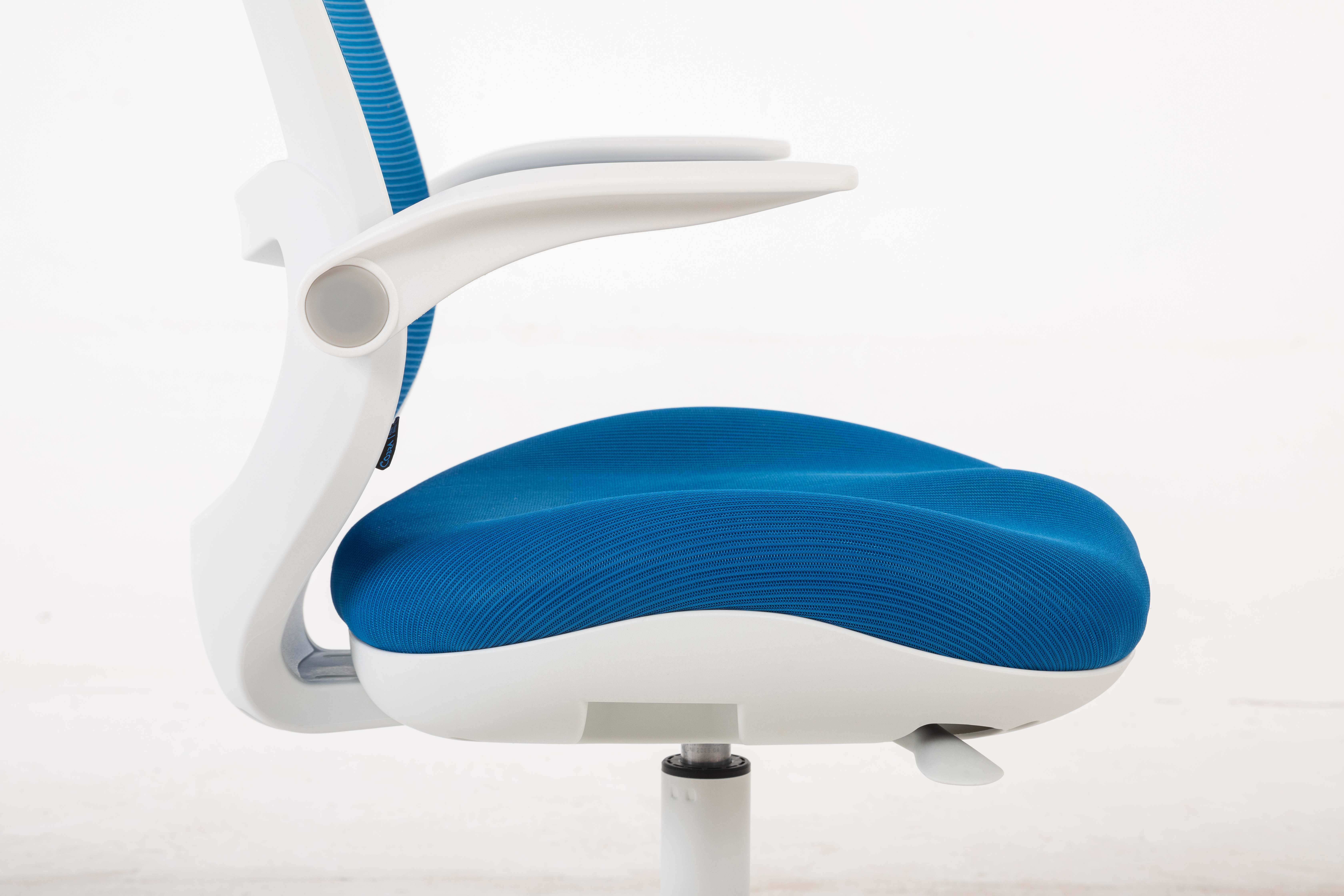 Białe krzesło biurowe z niebieskim siatkowym siedziskiem na białym tle.