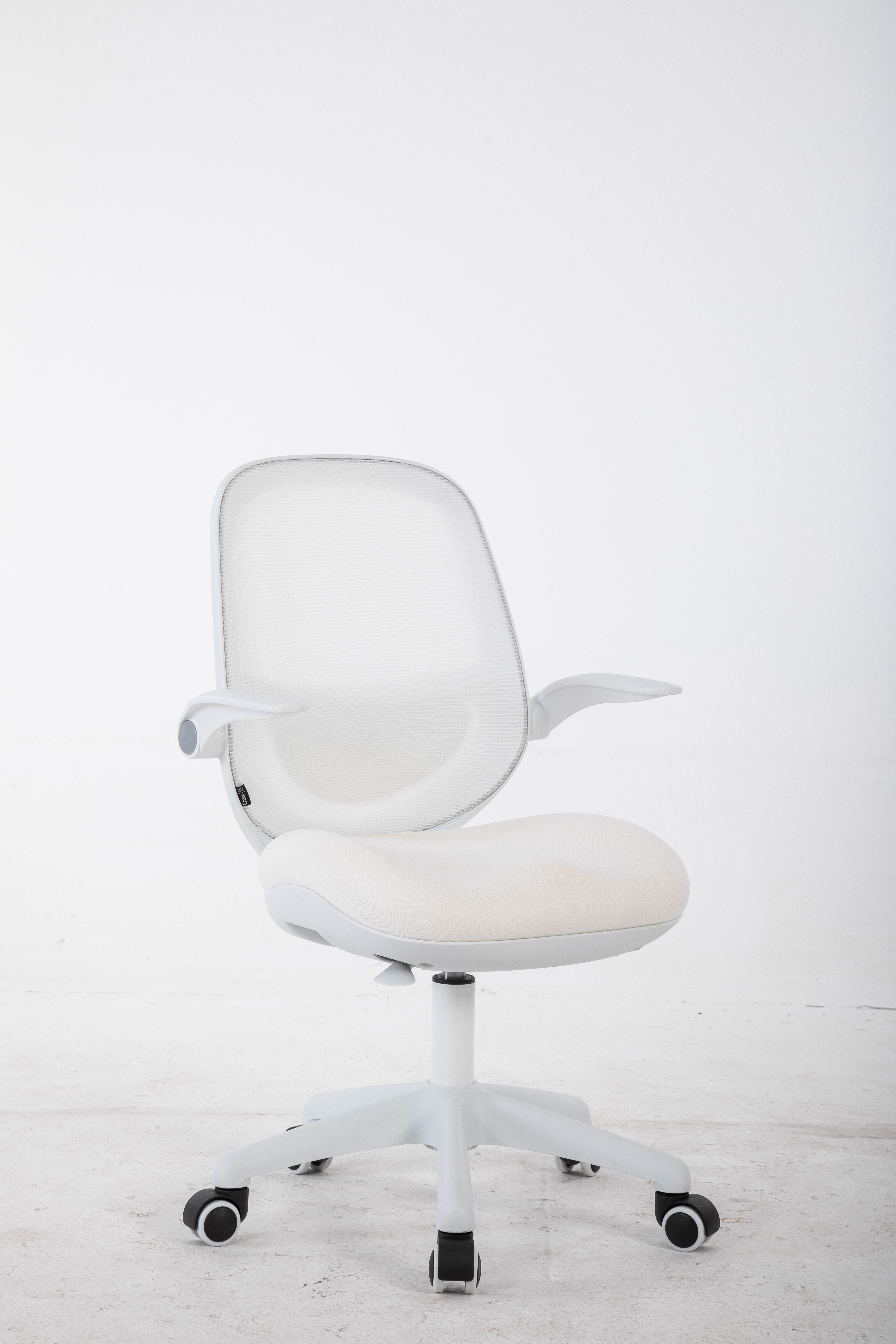 Białe krzesło biurowe z siatkowanym oparciem i tapicerowanym siedziskiem.