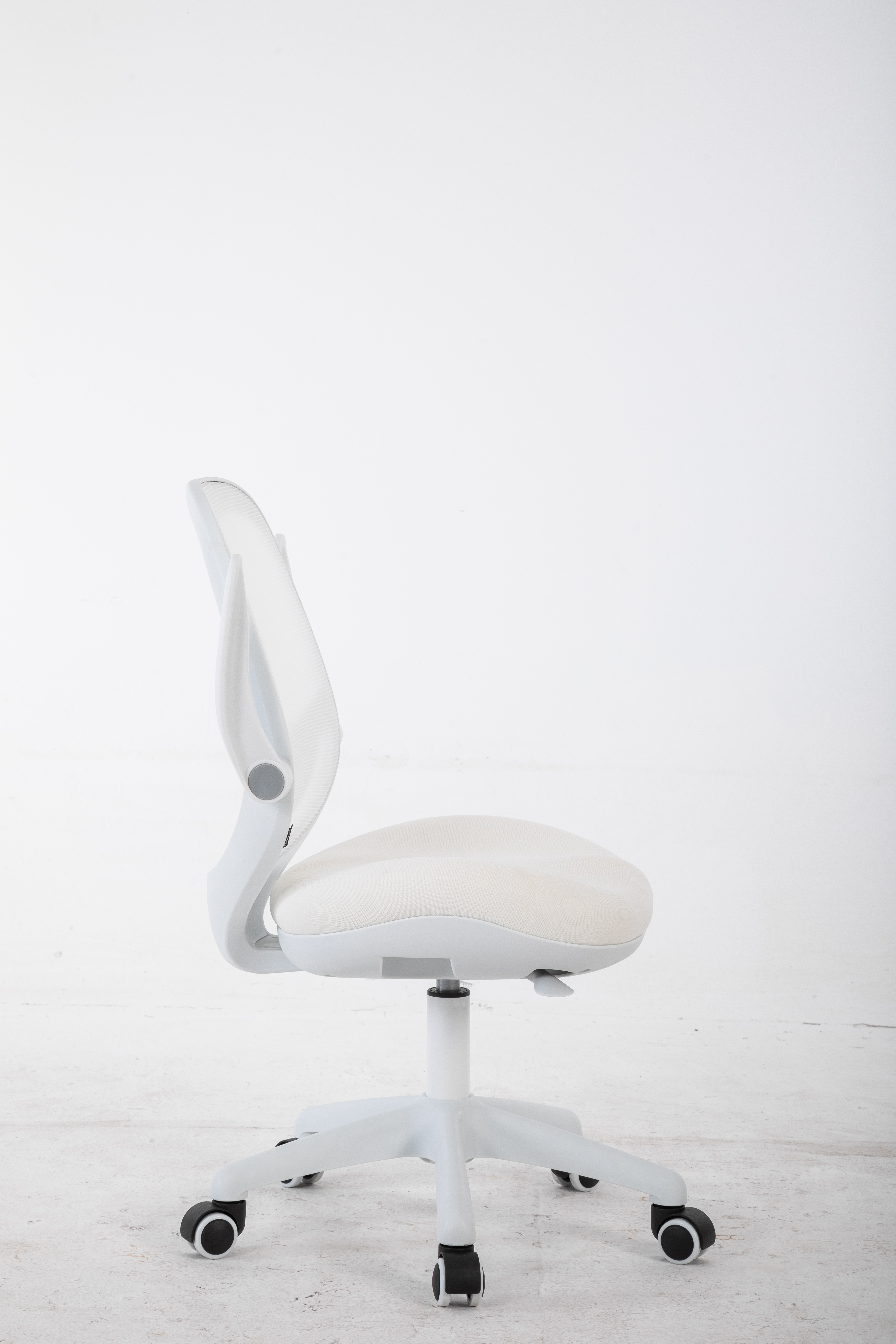 Białe krzesło biurowe z siatkowym oparciem i tapicerowanym siedziskiem stoi na kółkach.