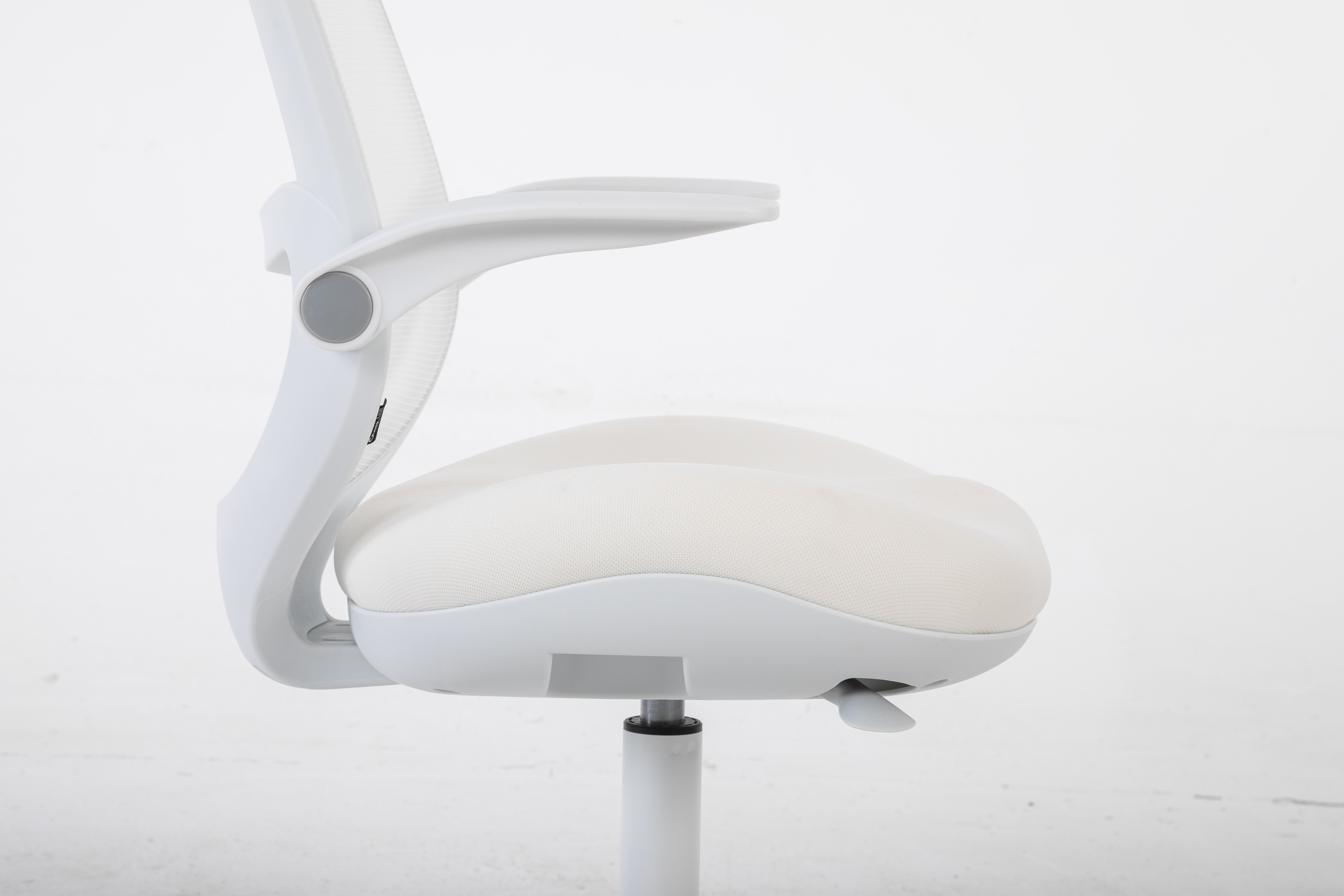 Białe krzesło biurowe z siatkowym oparciem i tapicerowanym siedziskiem.