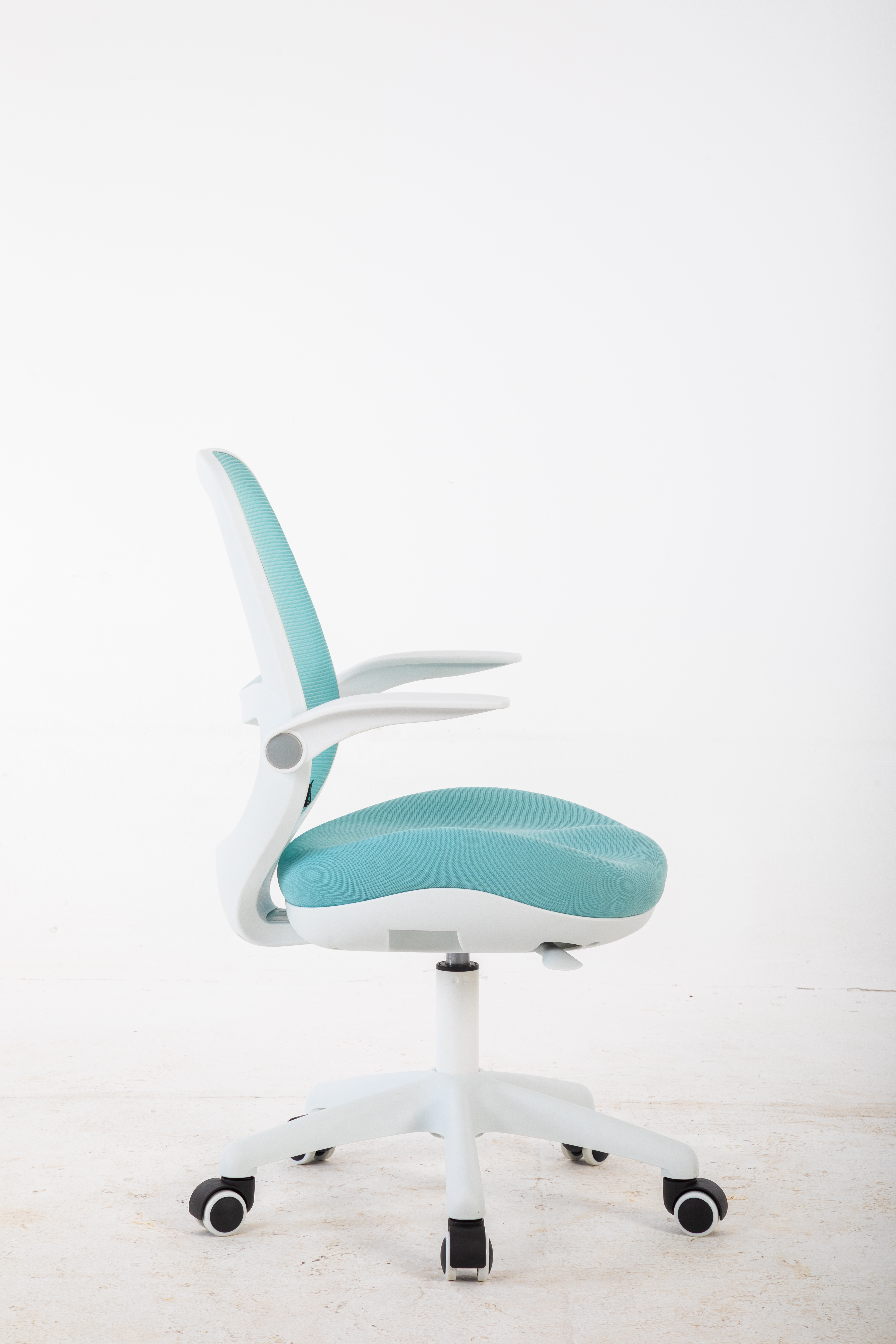 Białe krzesło biurowe z turkusowym siedziskiem i oparciem.