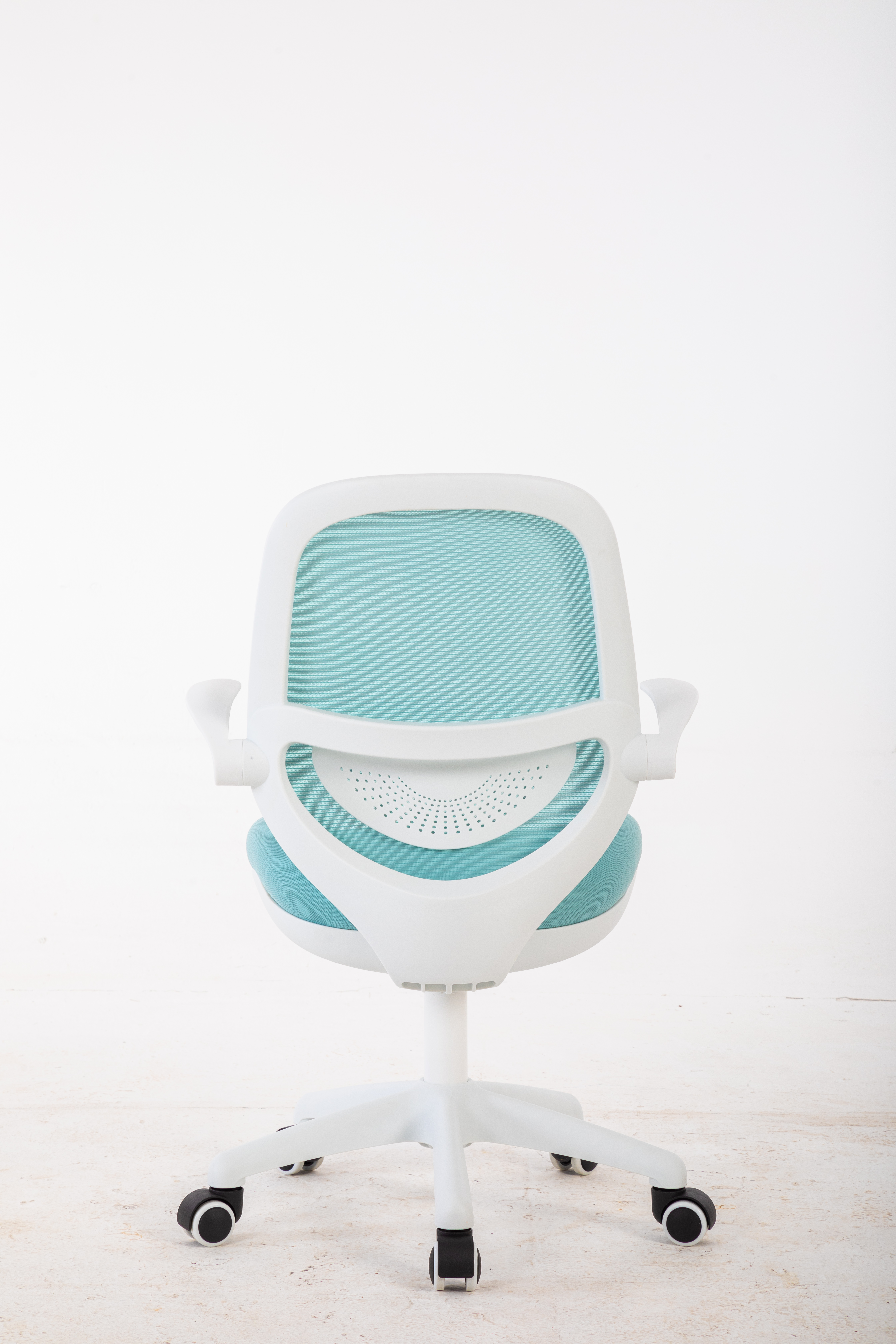 Białe krzesło biurowe z turkusowym oparciem i siedziskiem z siatki. Kółka na dole.