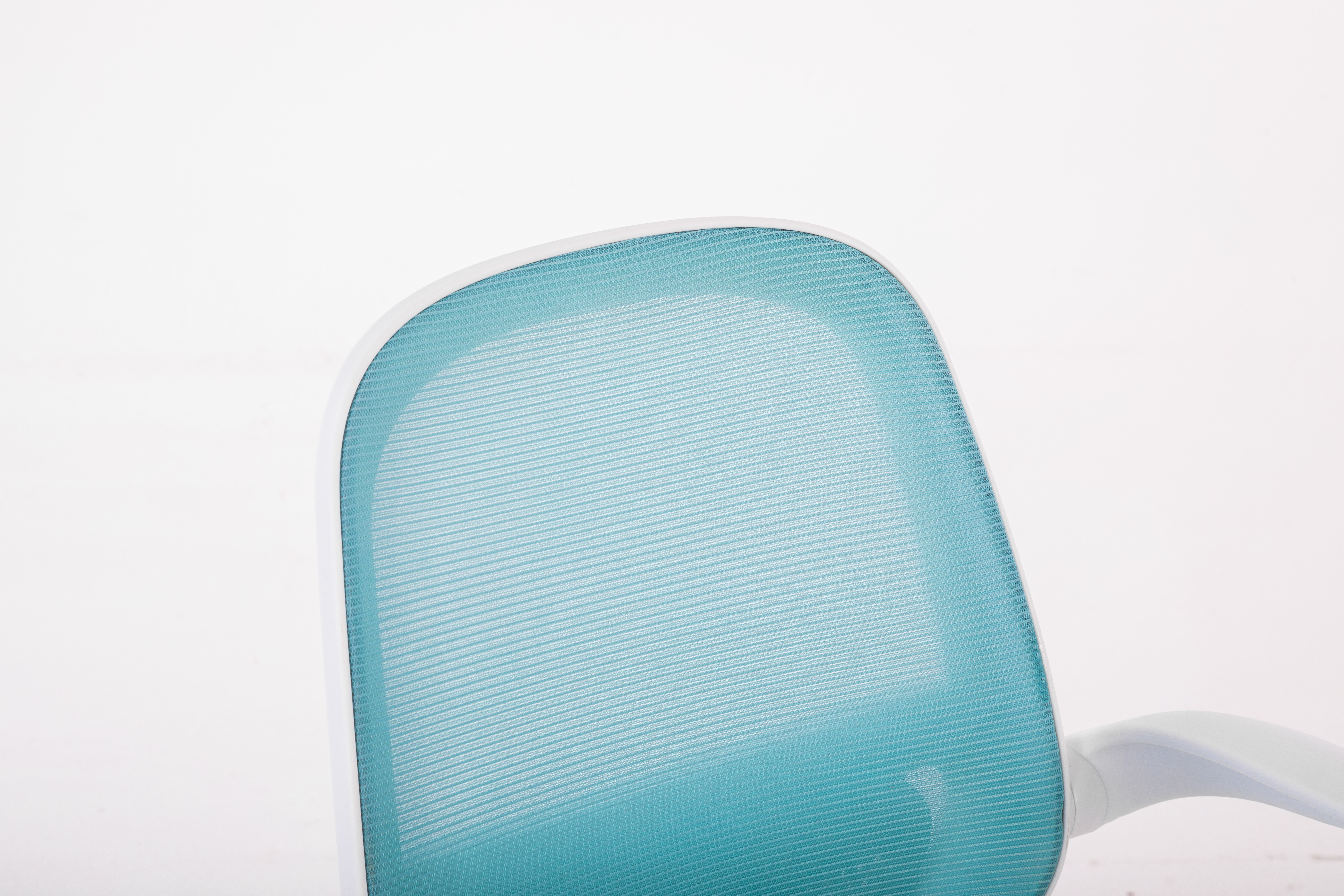 Niebieskie oparcie krzesła z siatki z białym stelażem, zbliżenie.