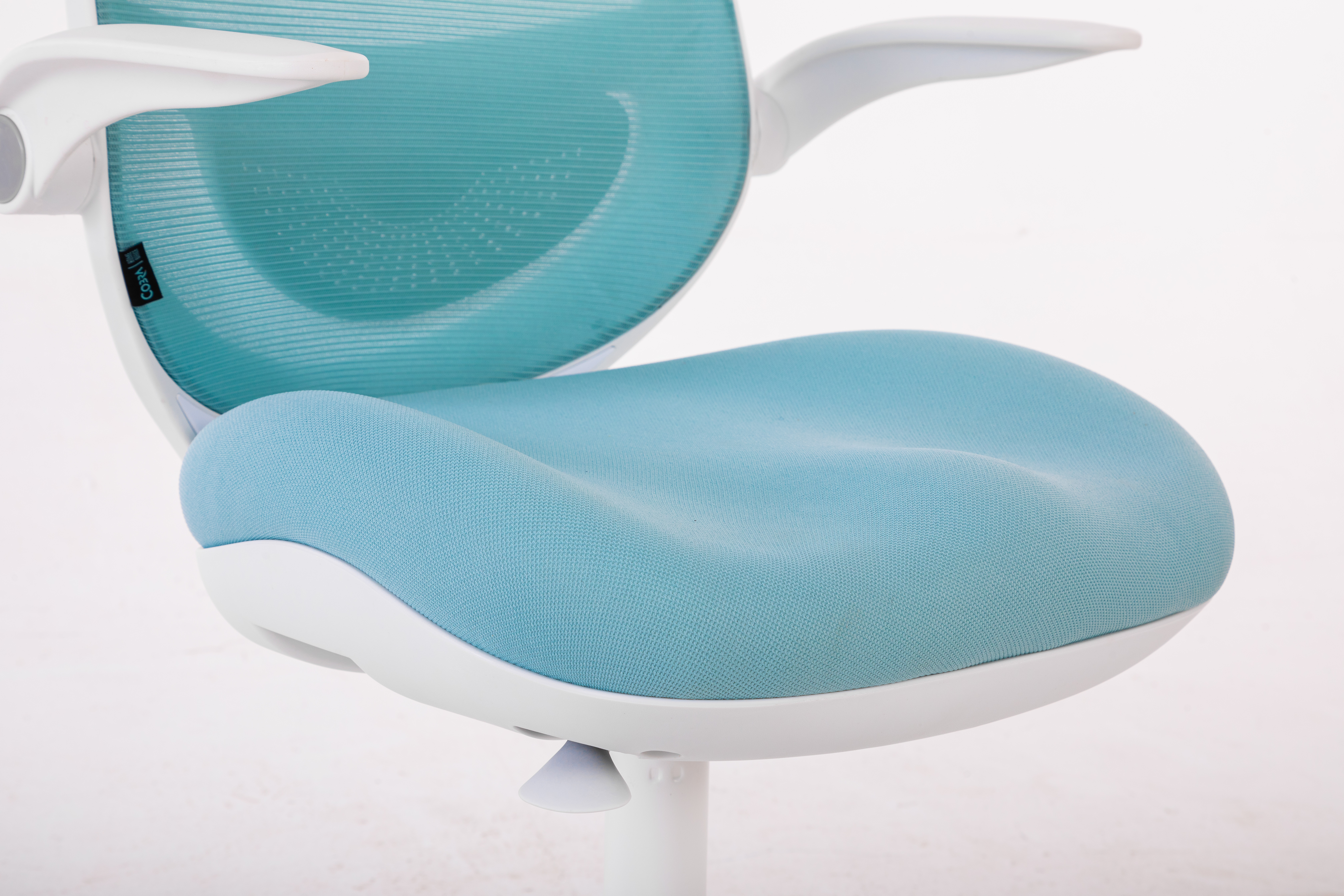 Nowoczesne krzesło biurowe z turkusowym oparciem i siedziskiem z siatki.