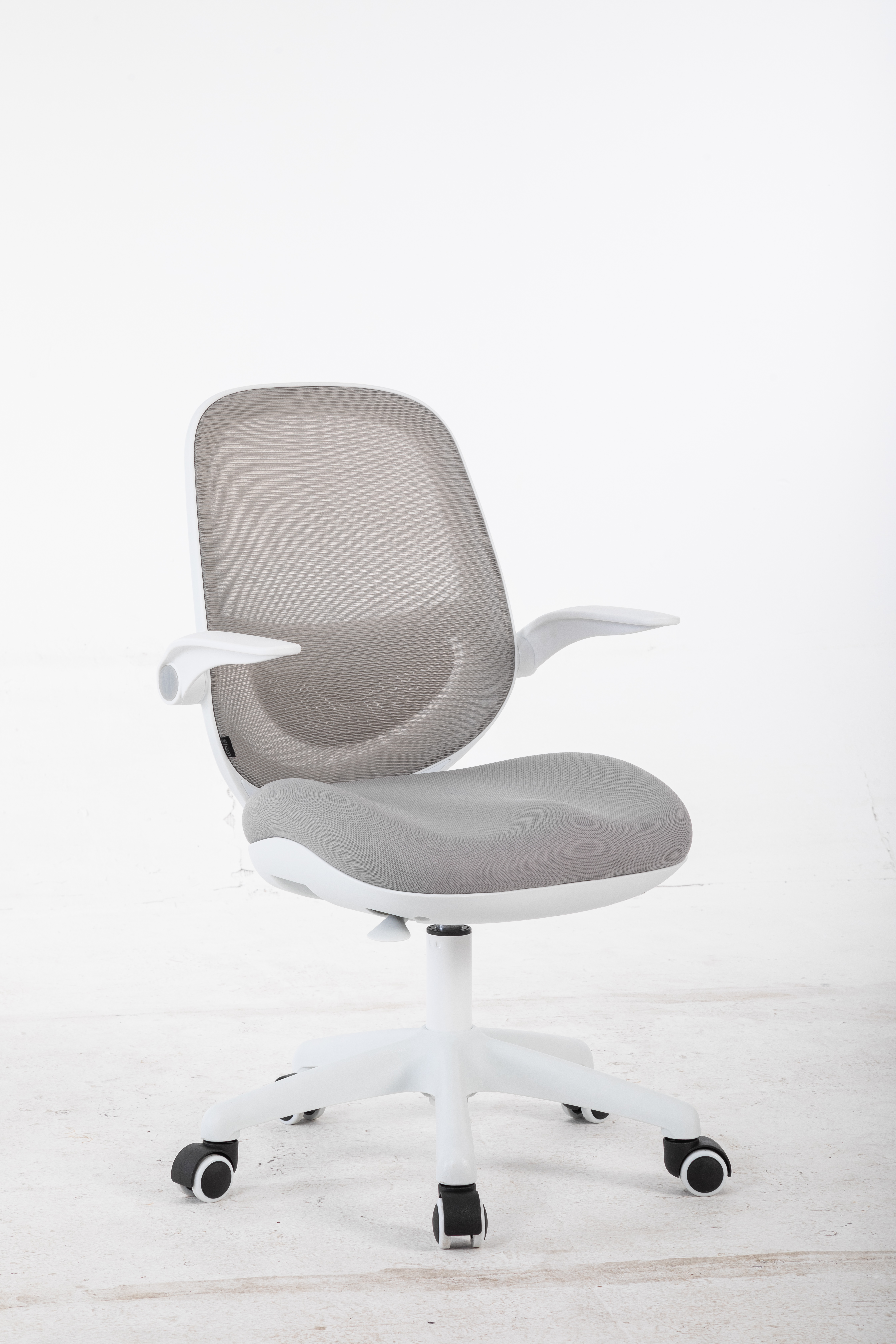 Szare krzesło biurowe z siatki z białymi podłokietnikami i białą podstawą na kółkach.