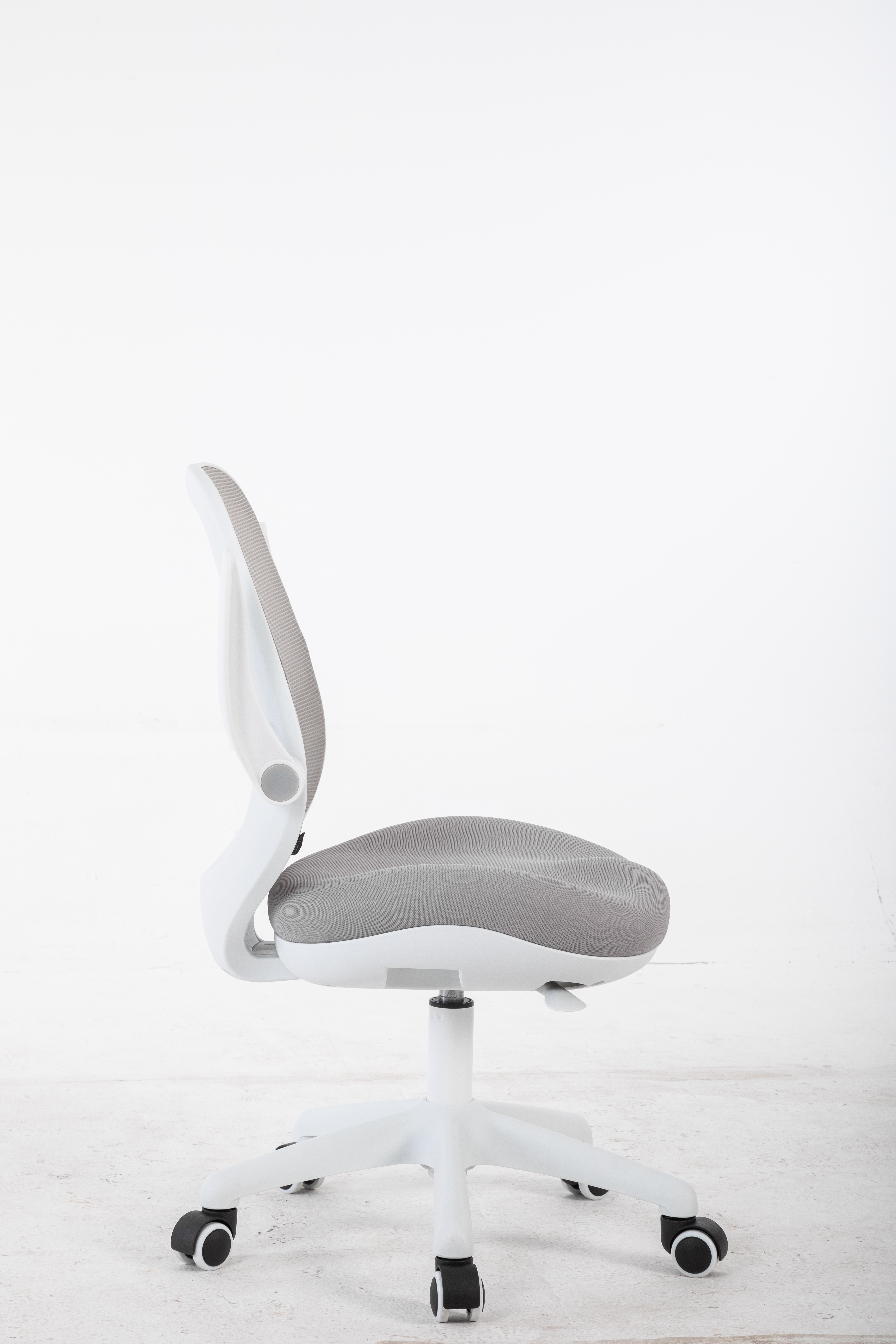 Nowoczesne białe krzesło biurowe z szarym oparciem i siedziskiem z siatki.