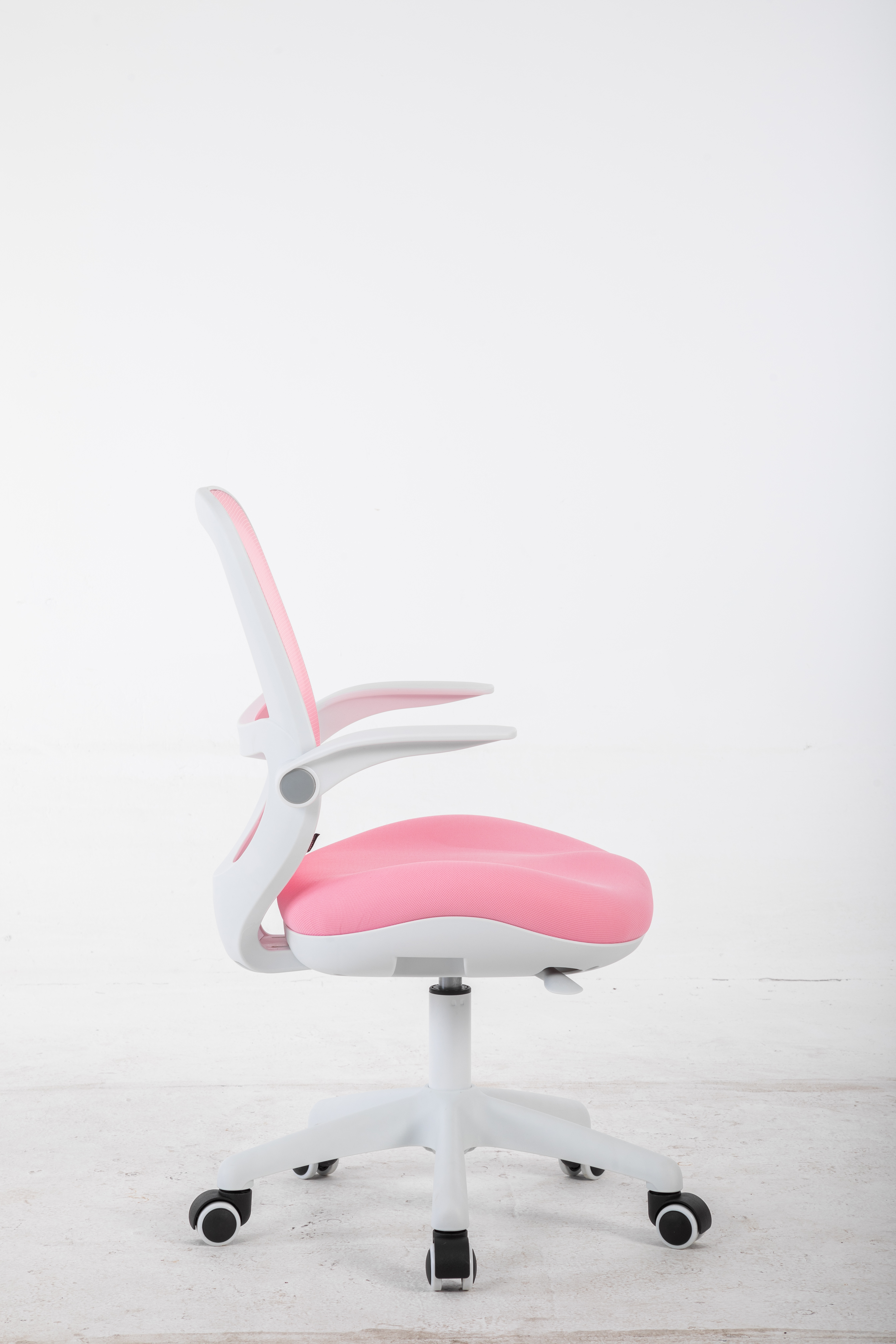 Różowe krzesło biurowe z białym stelażem i kółkami na jasnej podłodze.