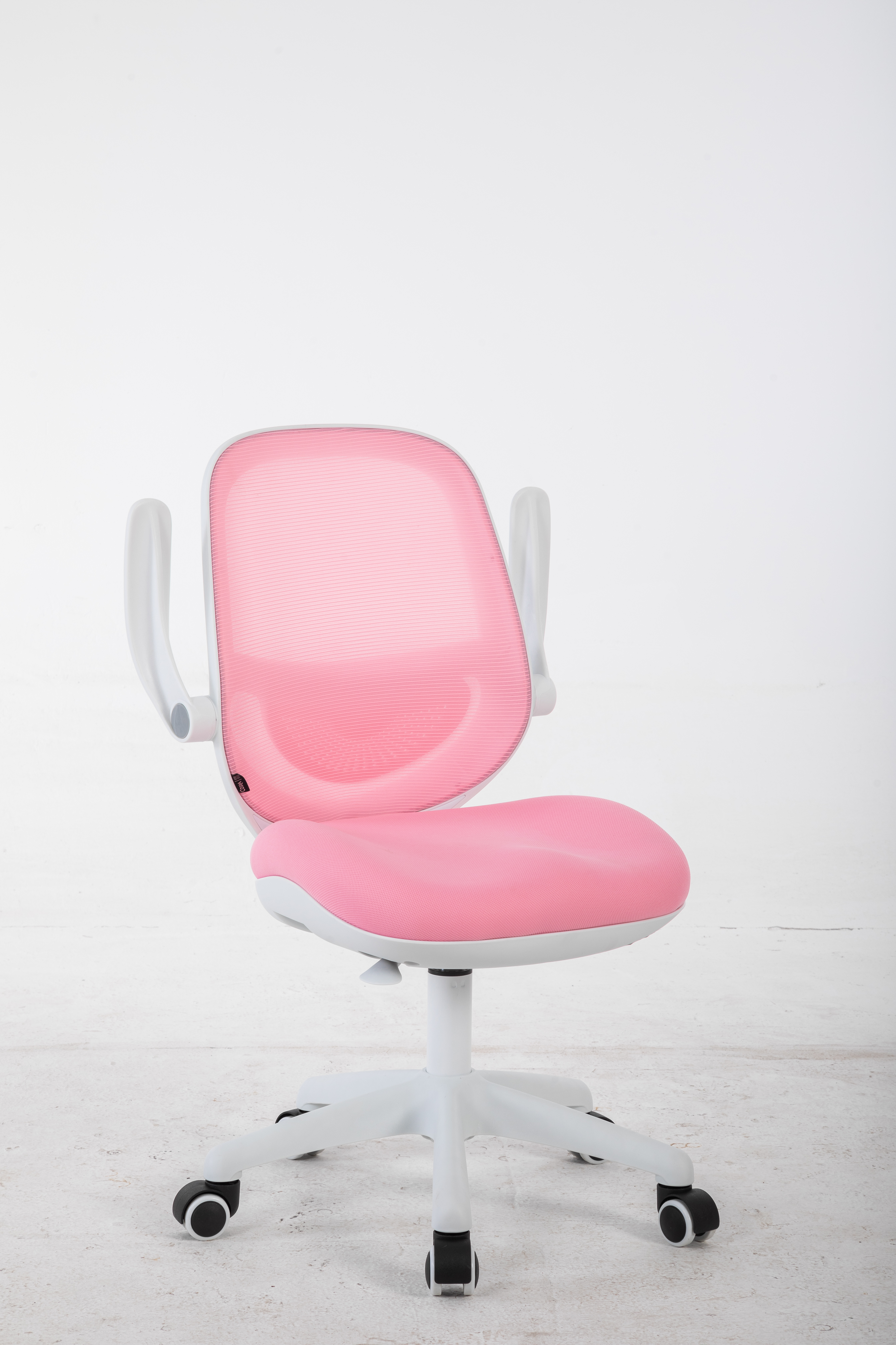 Różowe krzesło z siatki z białymi podłokietnikami i białą podstawą na kółkach.