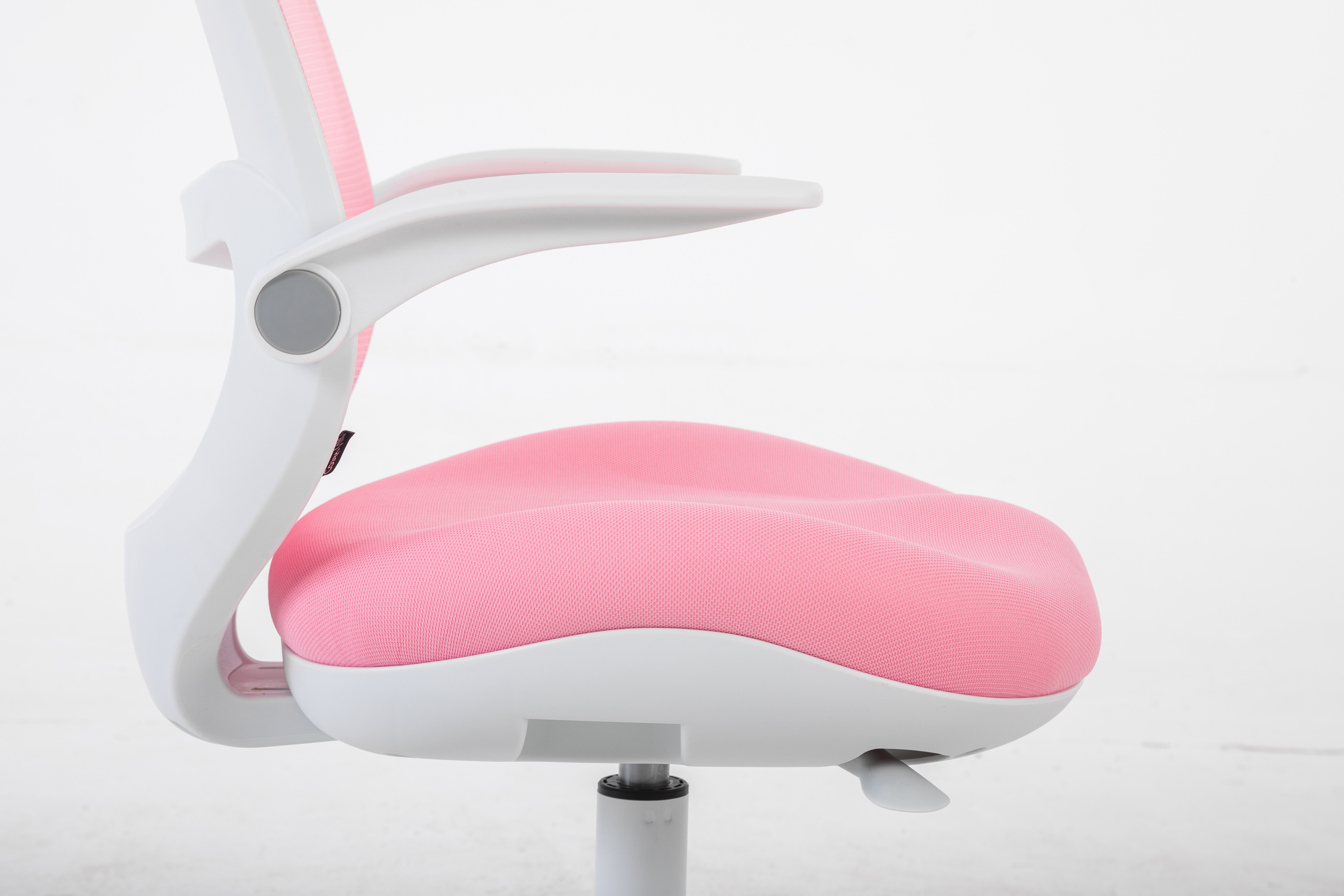Różowe krzesło biurowe z białymi podłokietnikami i oparciem.