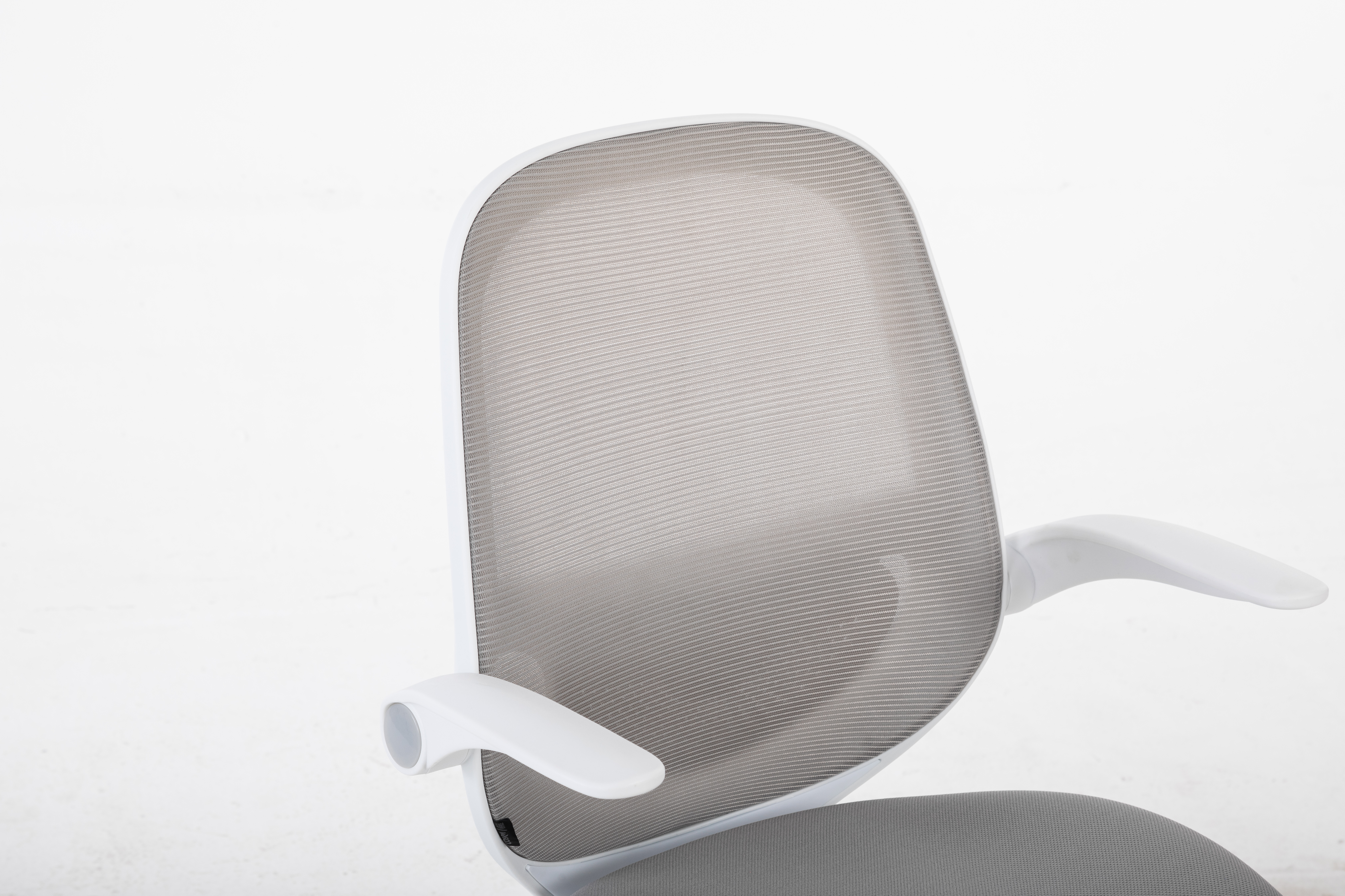 Zbliżenie białego krzesła biurowego z szarym siatkowym oparciem i podłokietnikami.