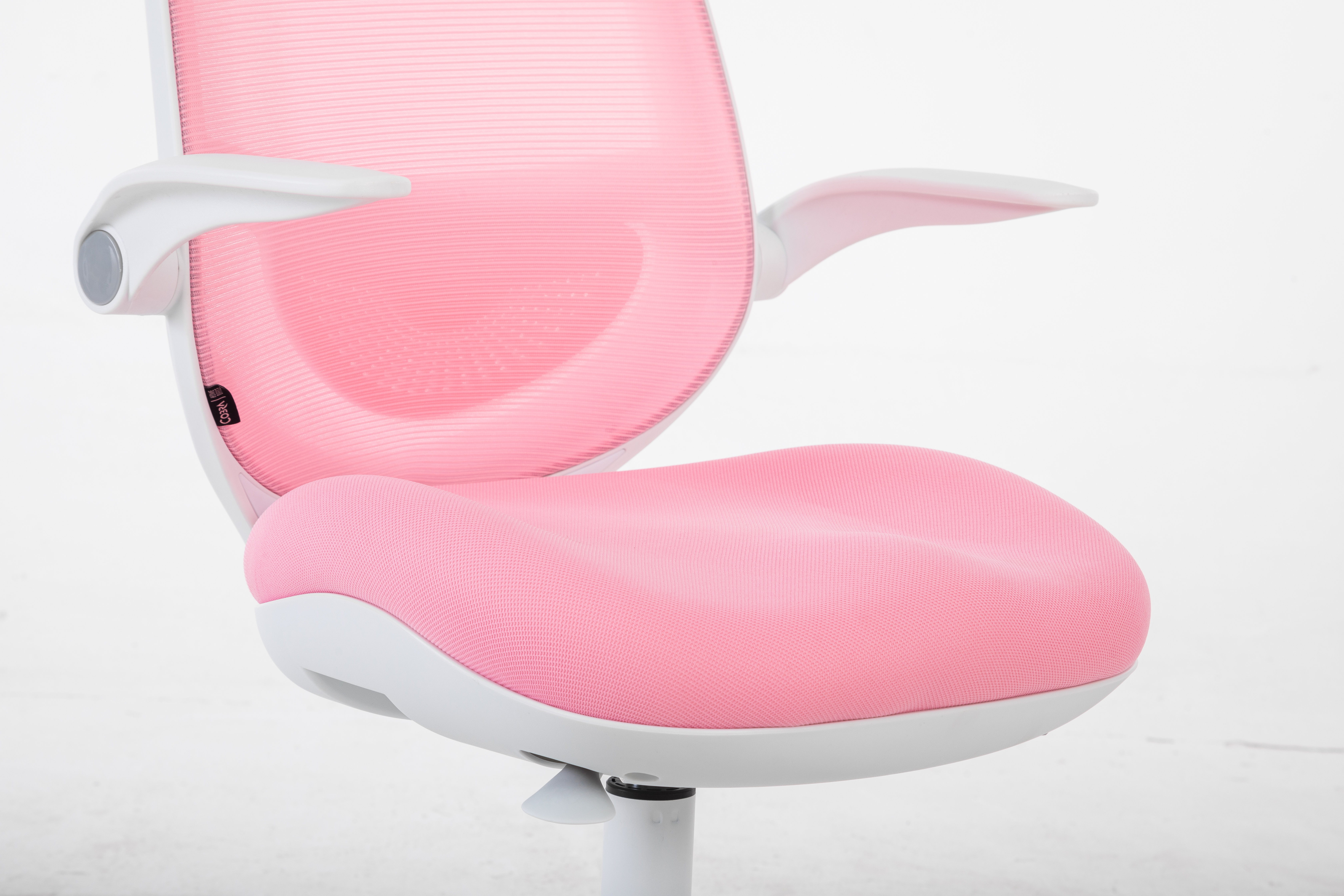 Nowoczesne różowe krzesło biurowe z siatkowym oparciem i wyściełanym siedziskiem.