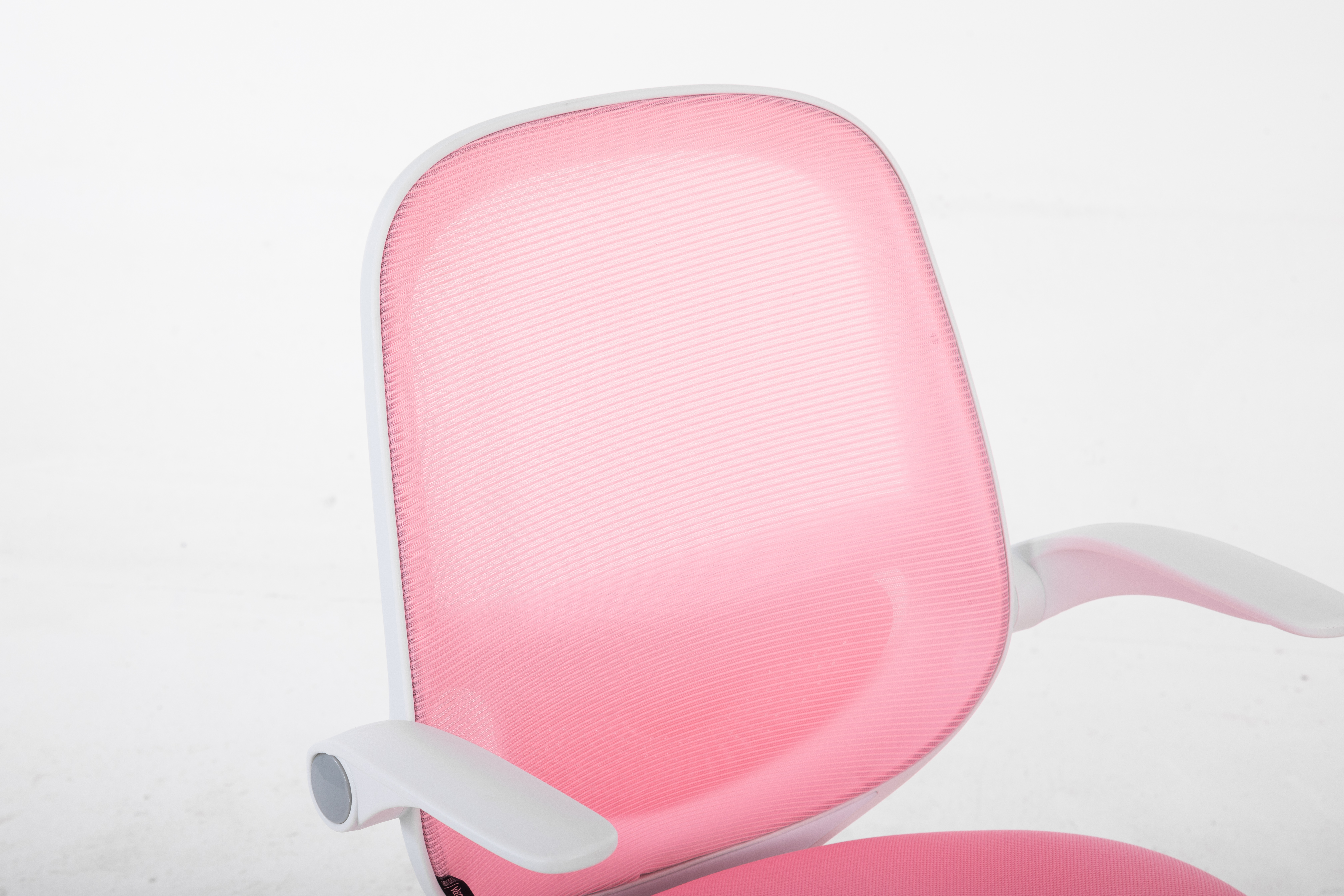 Różowe krzesło biurowe z siatkowym oparciem i białymi podłokietnikami na białym tle.