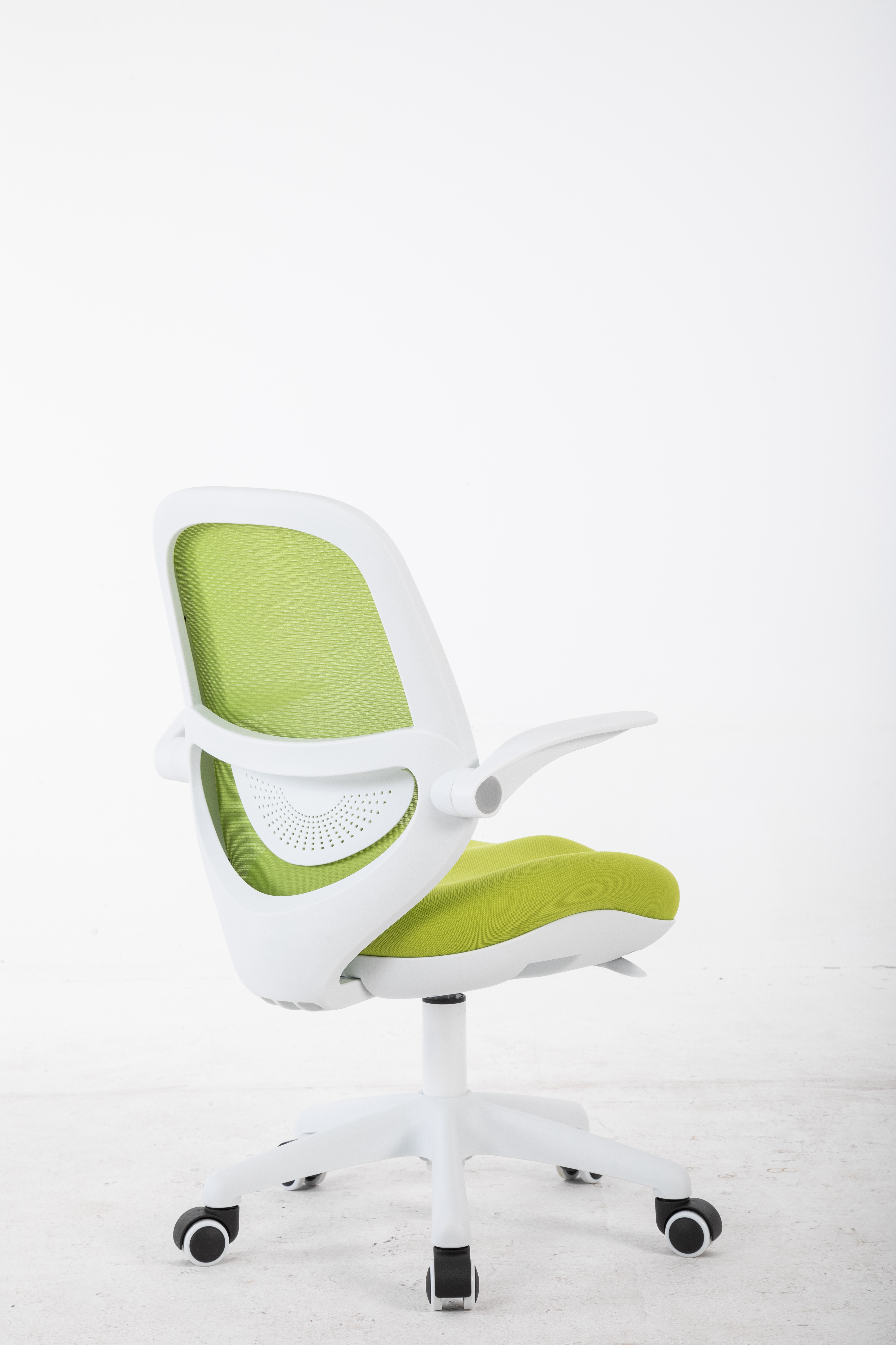Zielone krzesło biurowe z białym stelażem i kółkami.