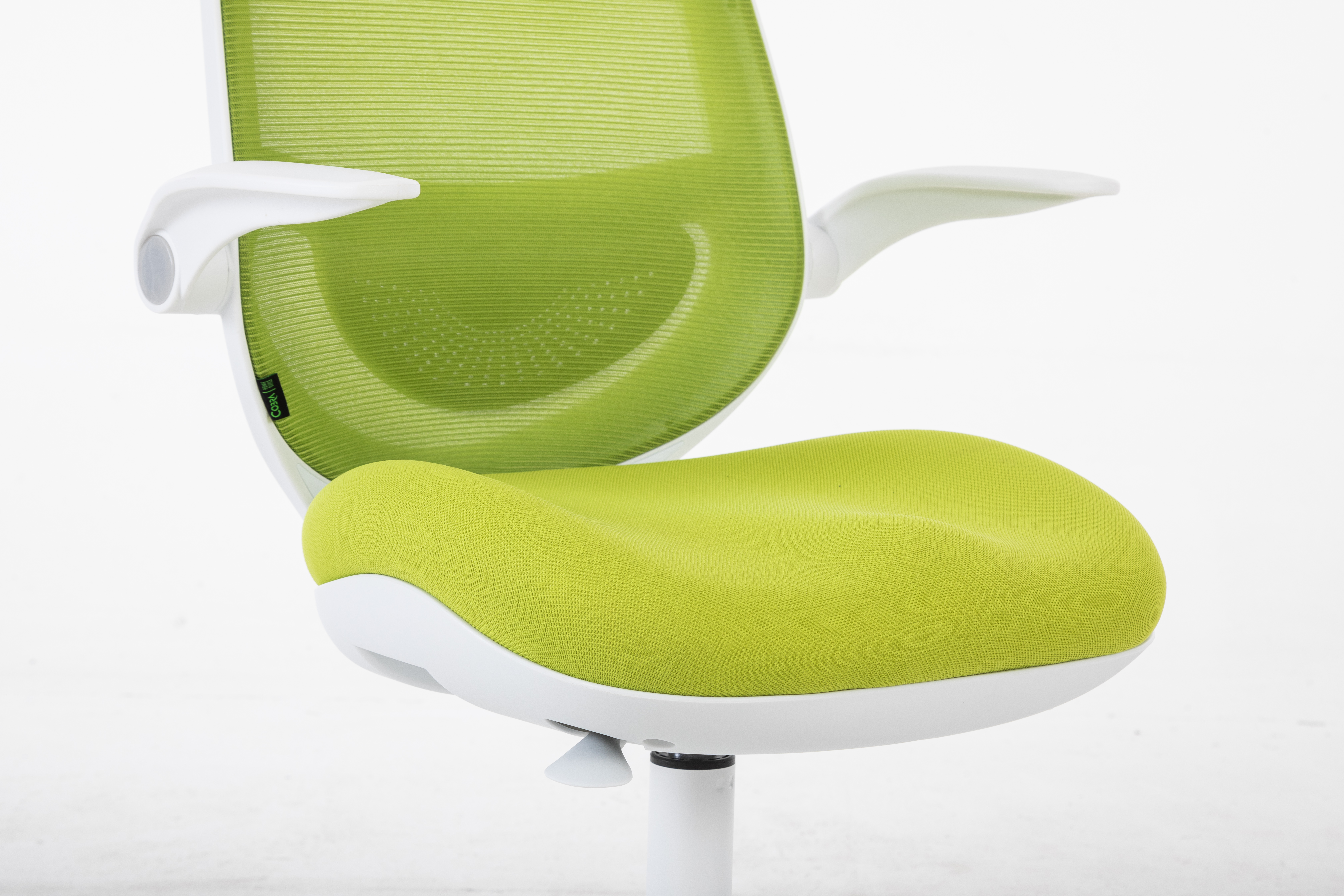 Nowoczesne krzesło biurowe z limonkowej zielonej siatki i białymi podłokietnikami.