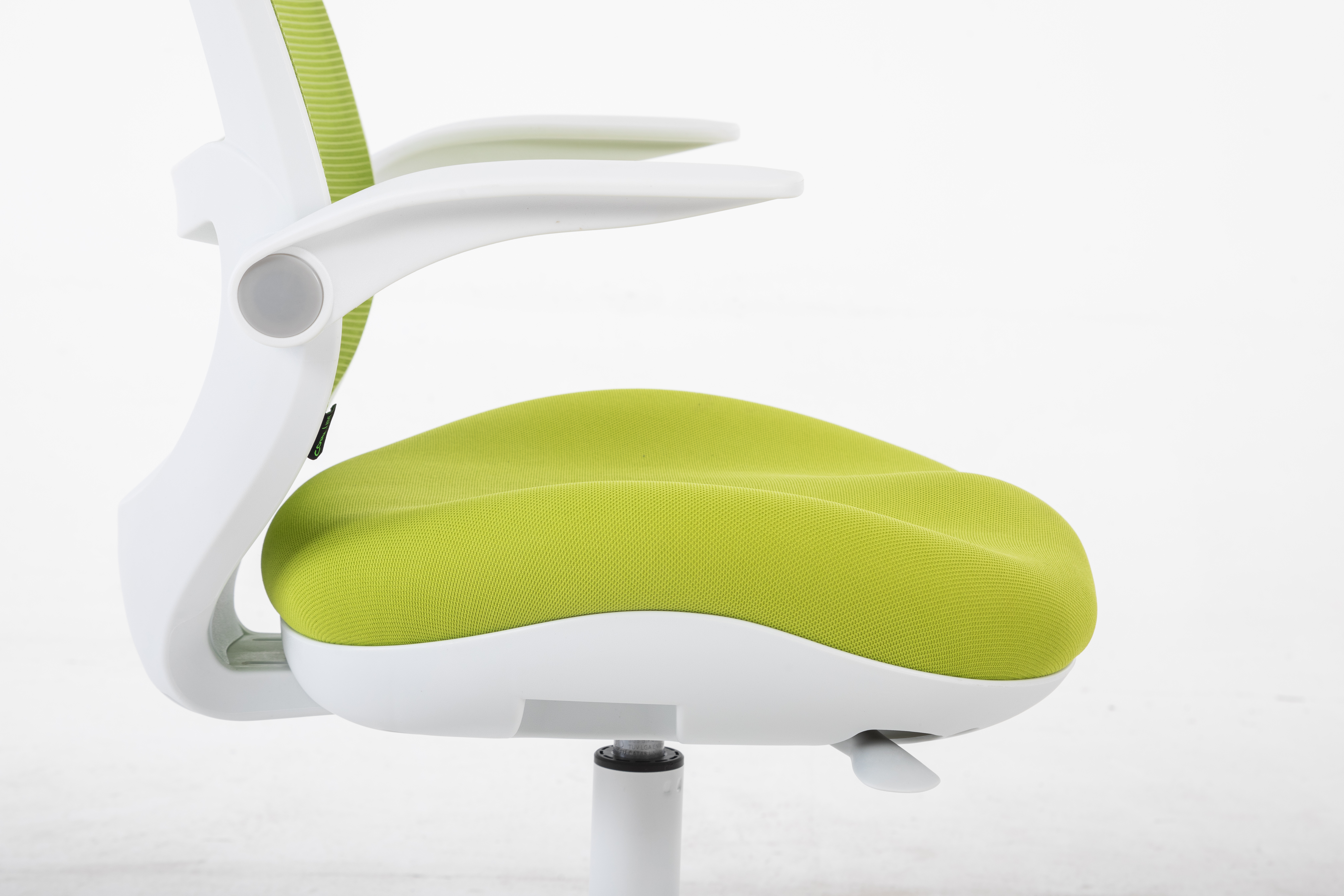 Część krzesła biurowego z zielonym siedziskiem i białymi podłokietnikami.