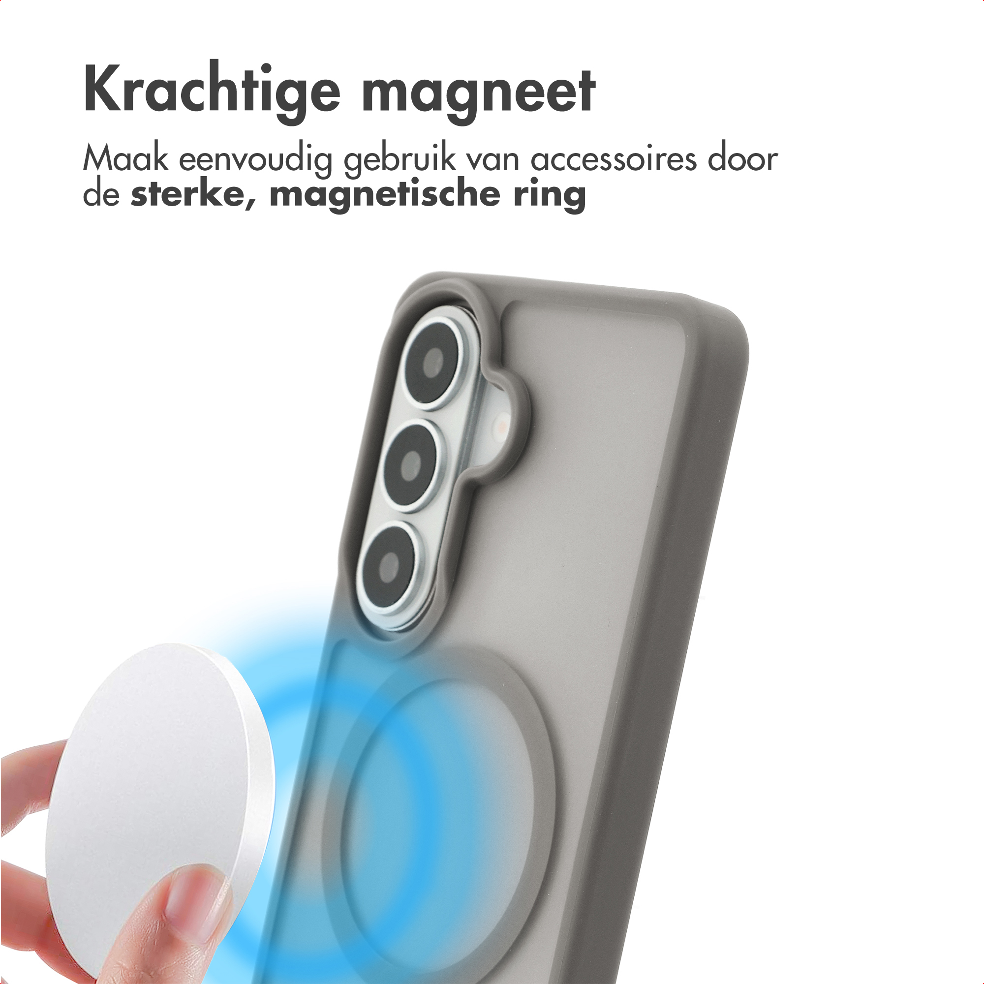 Een witte magneetdisc wordt bevestigd aan een grijze telefoonhoes met drie cameralenzen.