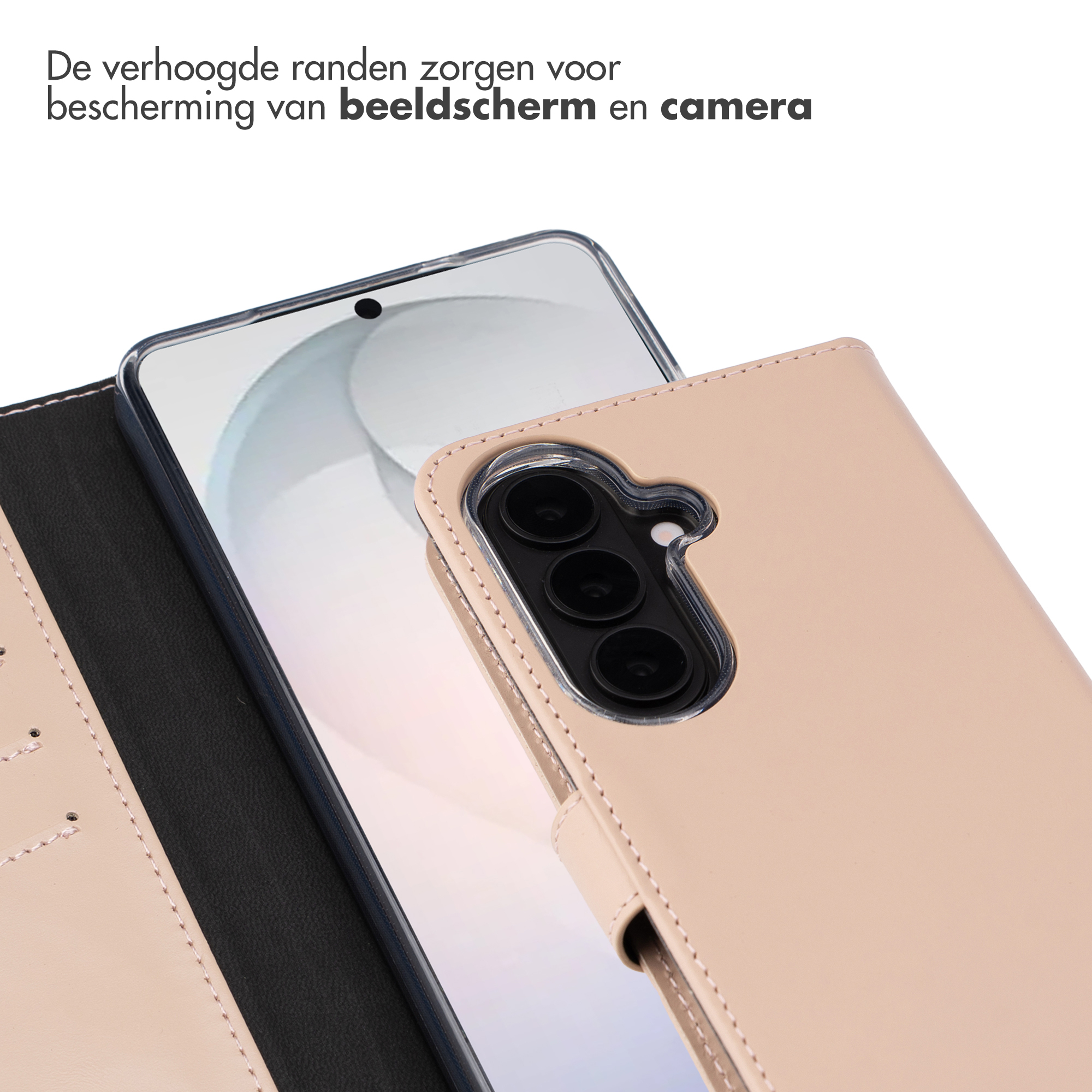 Een lichtbeige telefoonhoes met drie cameralenzen op de achterkant.