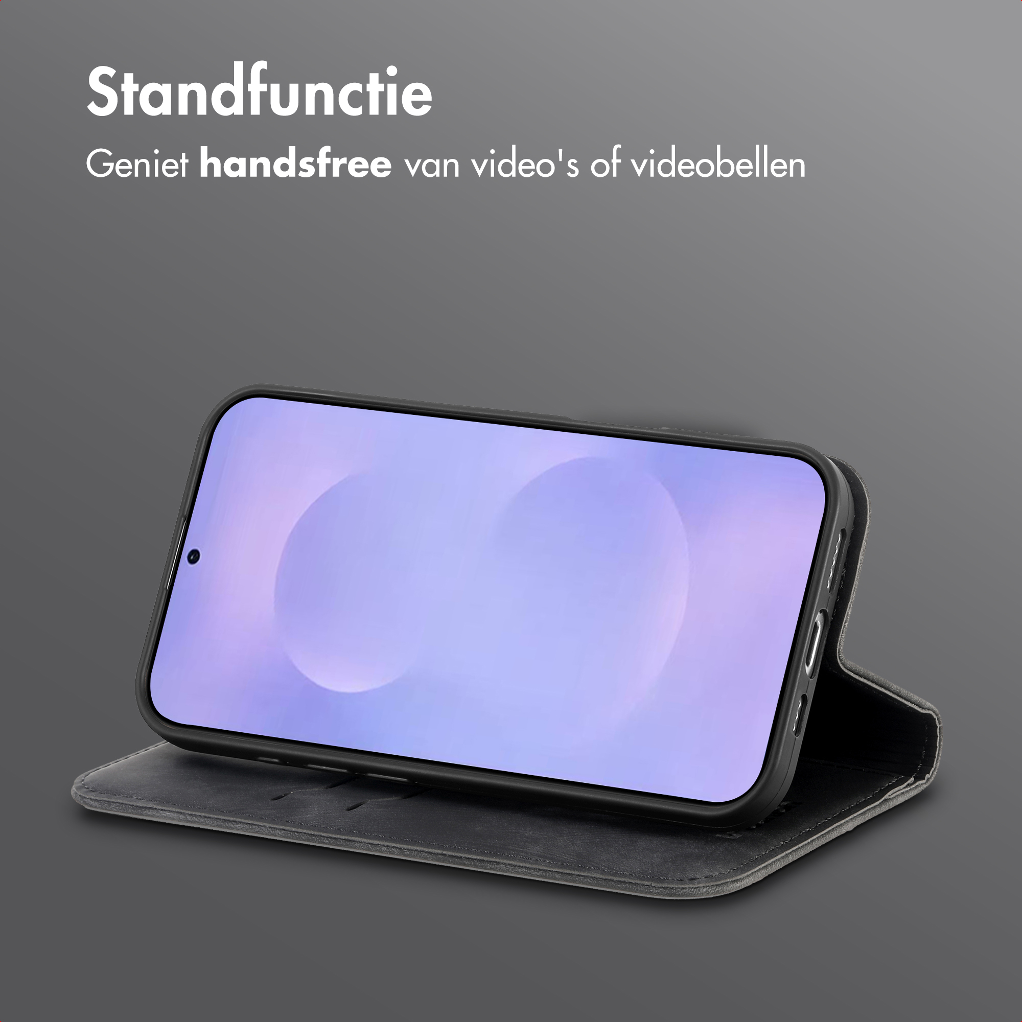 Een smartphone in een zwarte hoes, rechtopstaand, met een helder scherm.