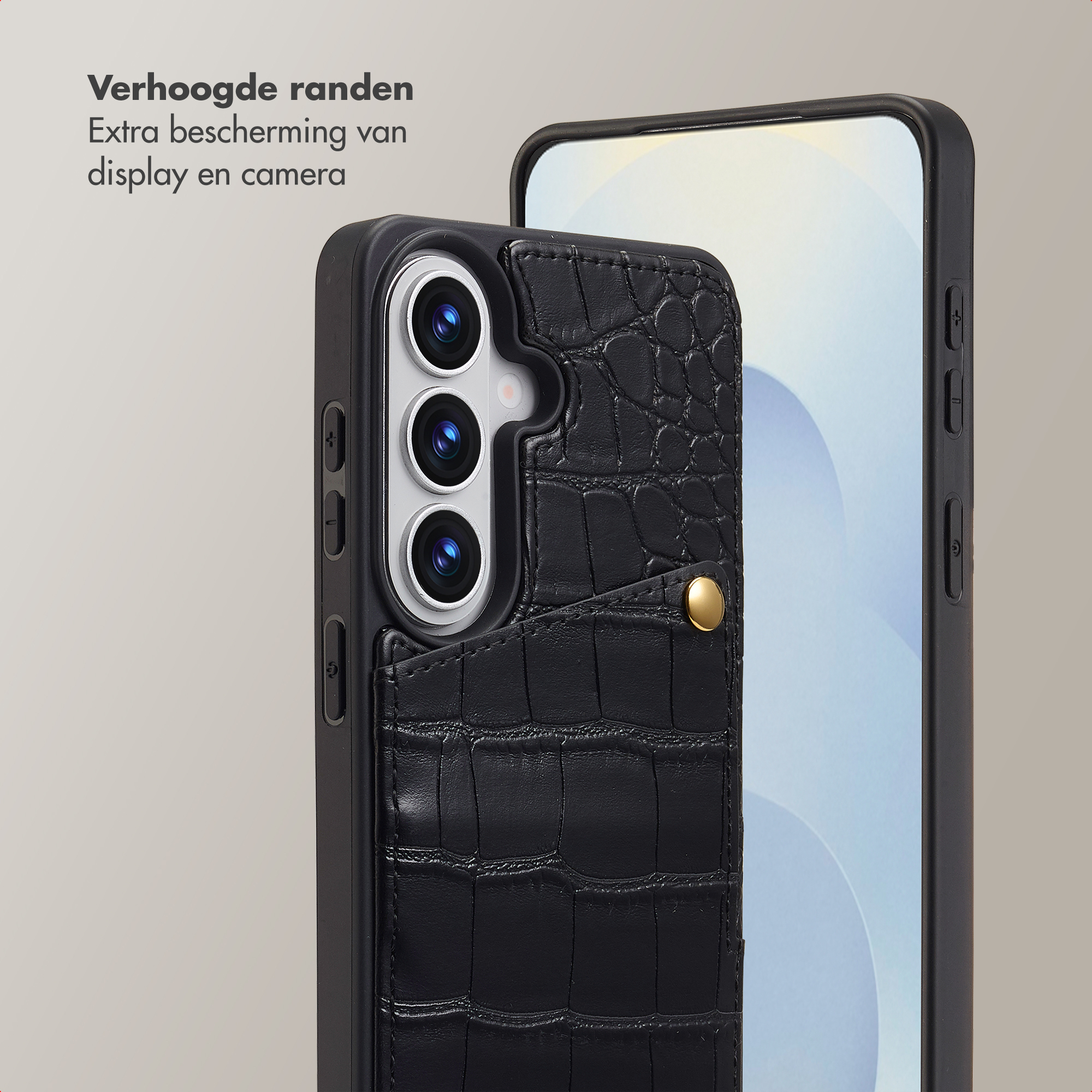 Zwarte krokodillenleren telefoonhoes met verhoogde randen en kaartsleuf.