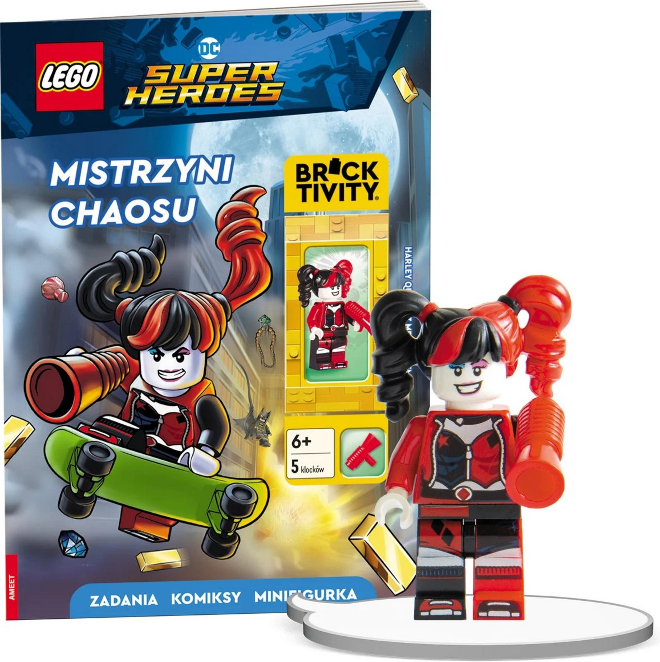 Minifigurka Lego Harley Quinn przed książką Superbohaterów, ze złotymi sztabkami.