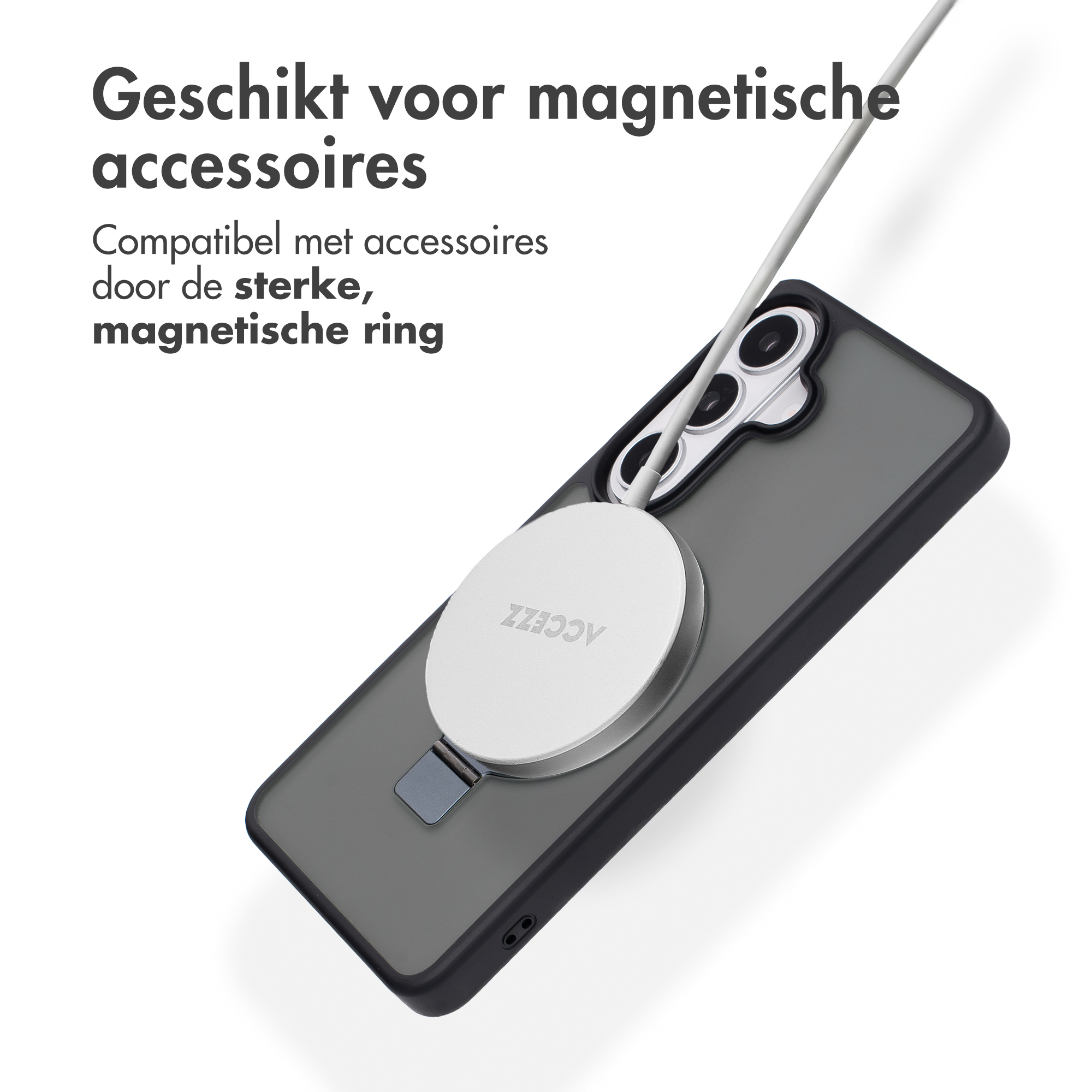 Un anneau magnétique argenté est attaché à un téléphone portable noir.