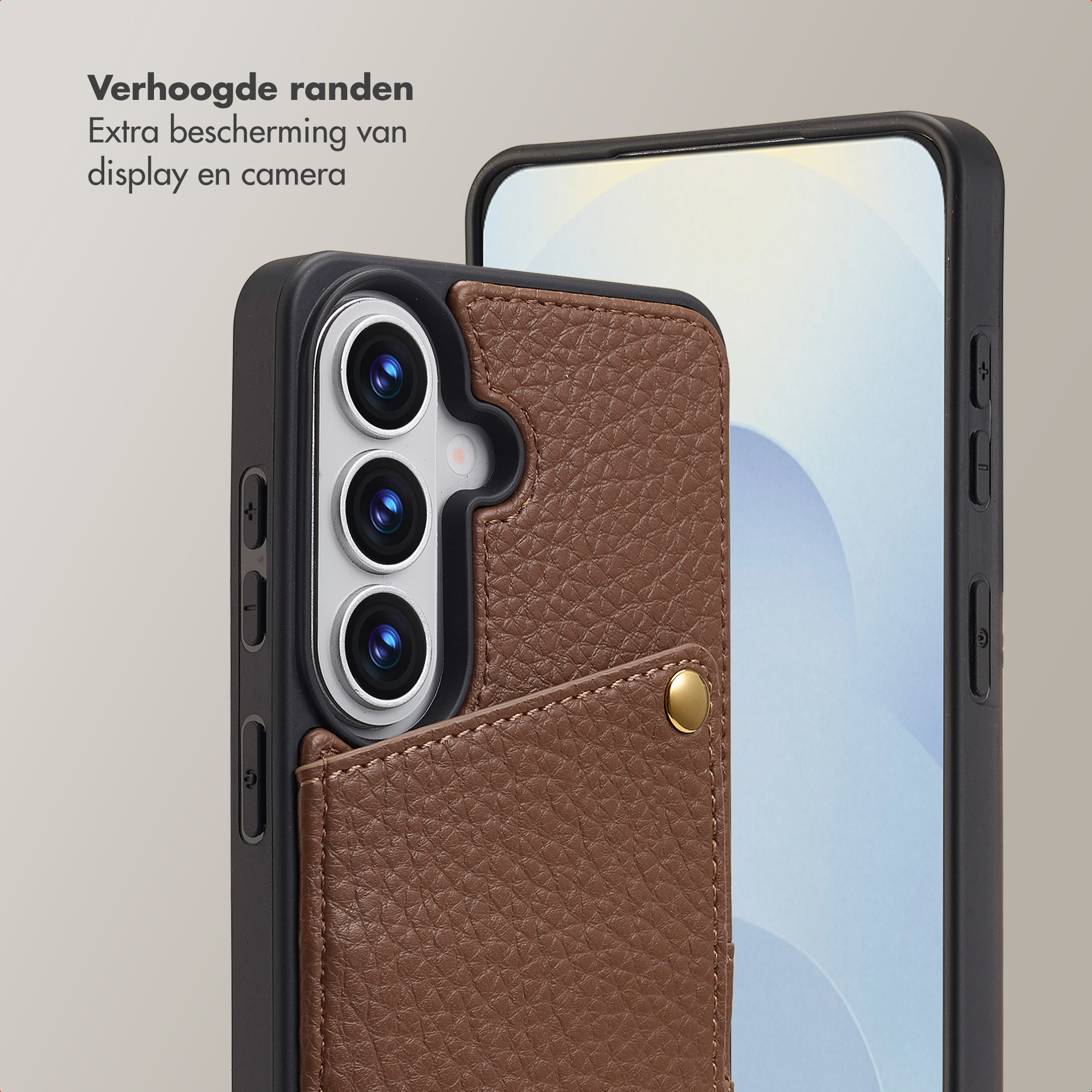 Étui en cuir marron avec protection de caméra pour smartphone.