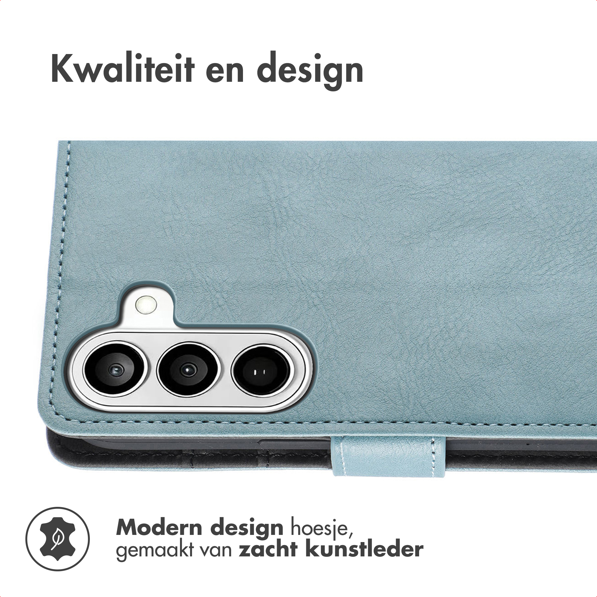 Een lichtblauw telefoonhoesje van kunstleer met drie cameralenzen.