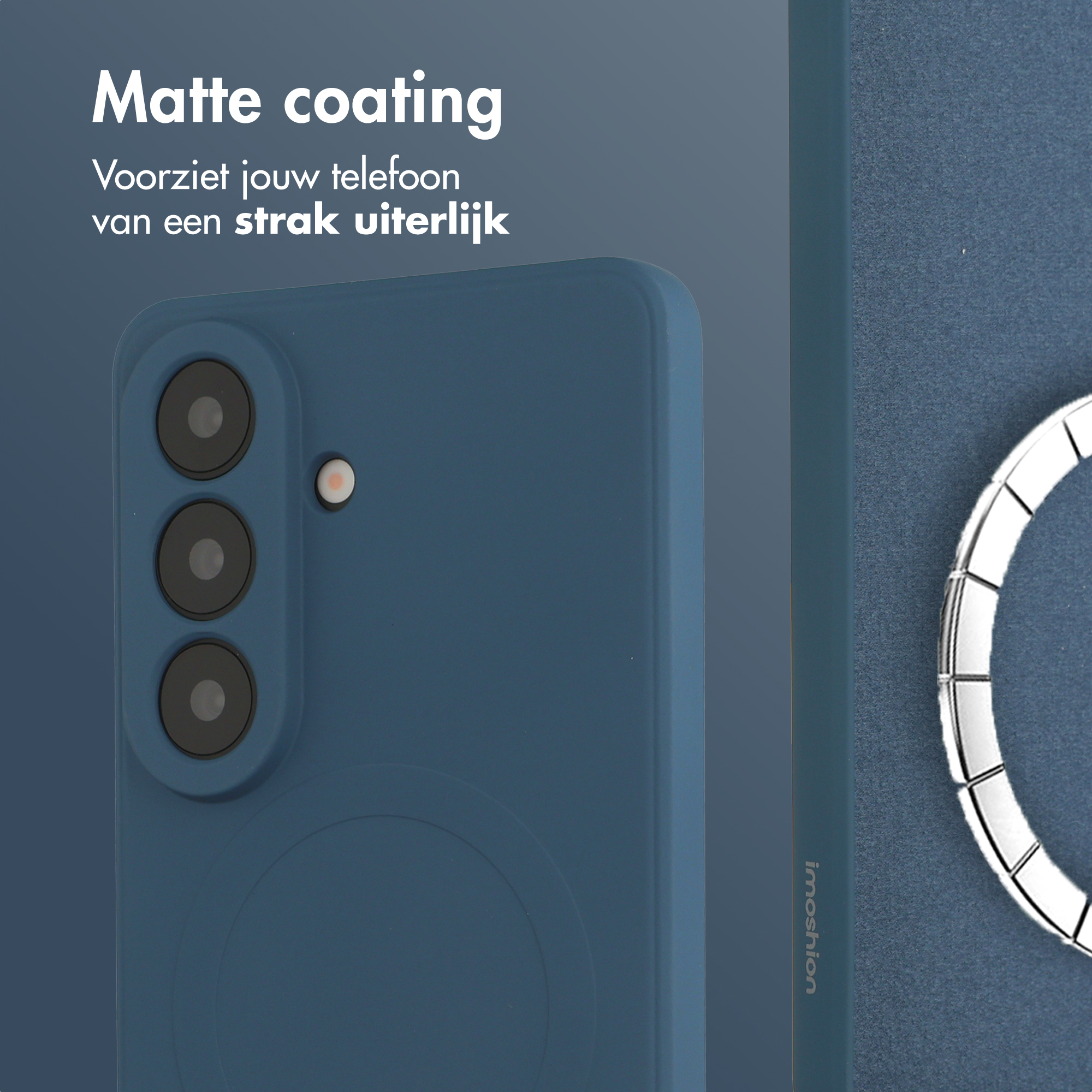Blauw telefoonhoesje met drie camera's en een zilveren ring.