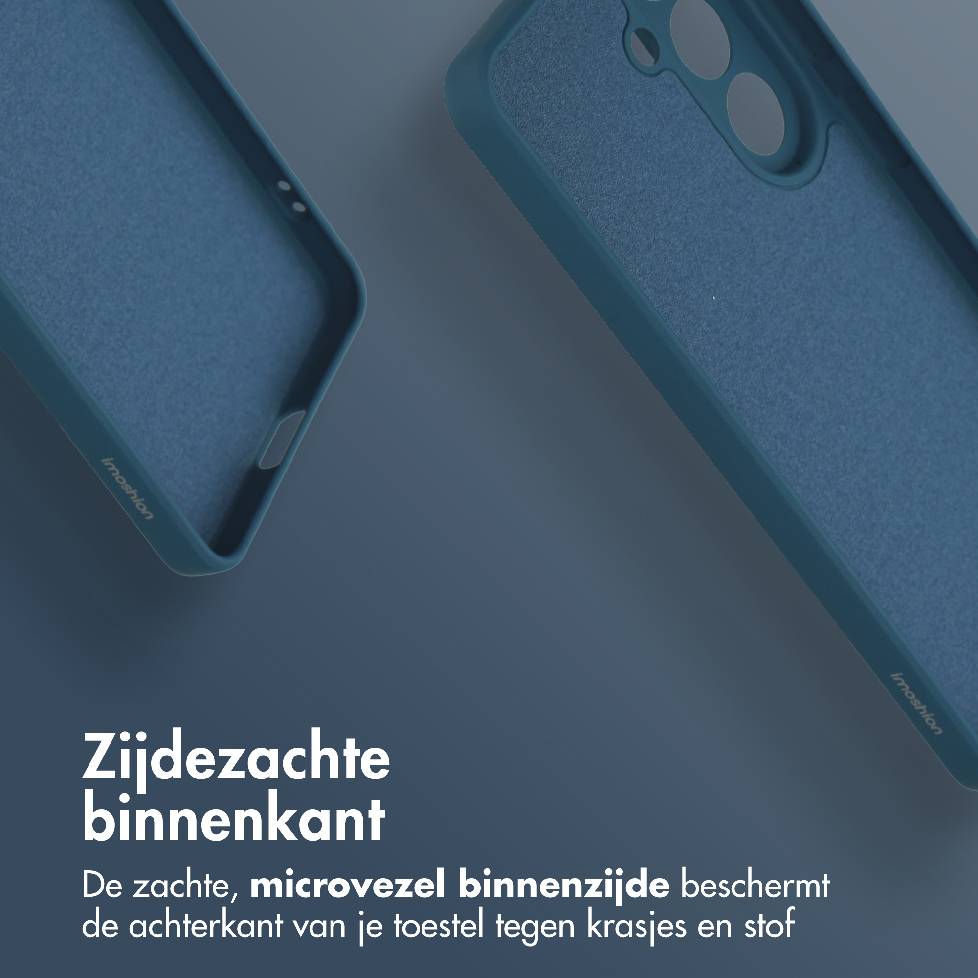 Twee blauwe telefoonhoesjes met zachte binnenvoering op donkere achtergrond.