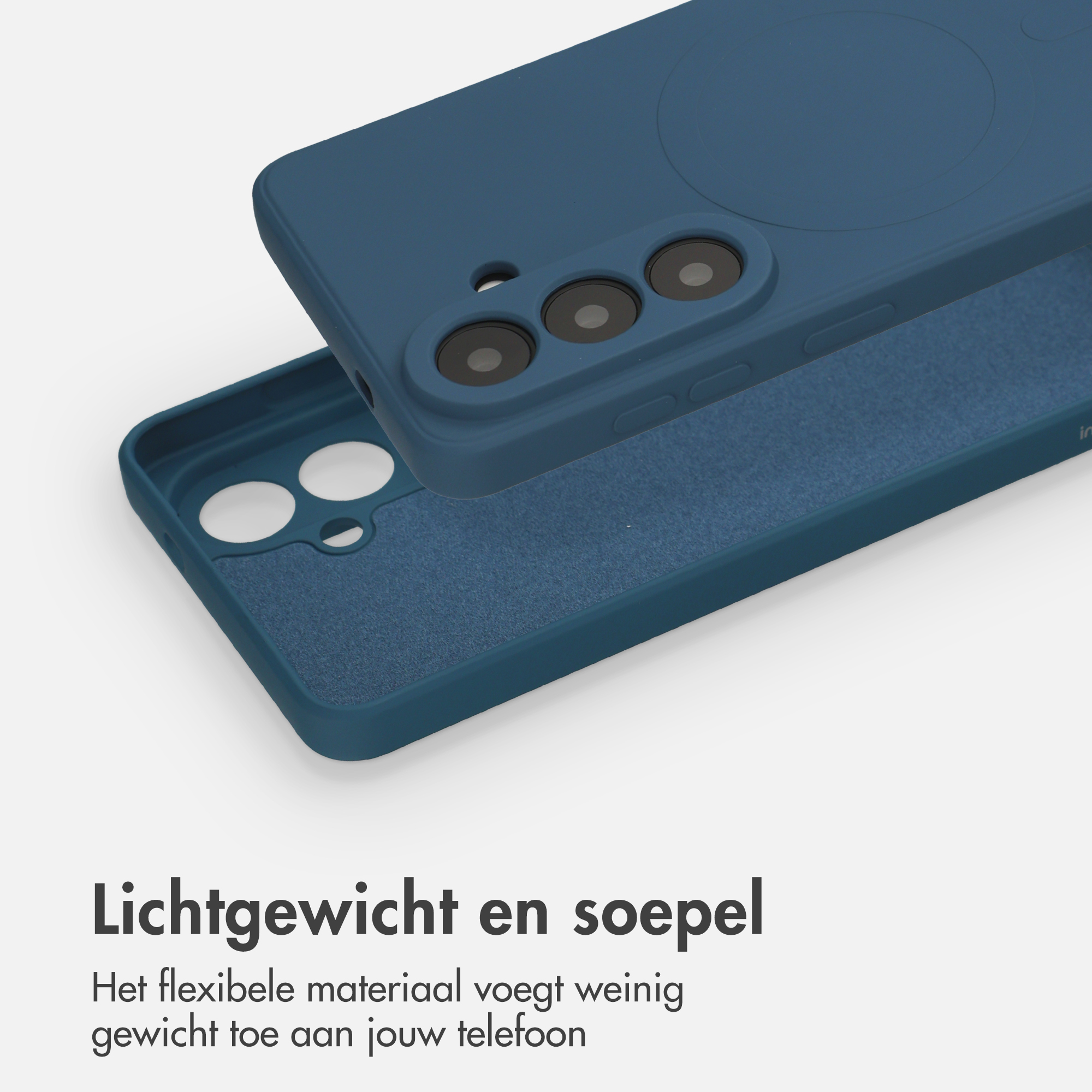 Blauw telefoonhoesje met camera-uitsparing. Binnenvoering is licht gestructureerd.