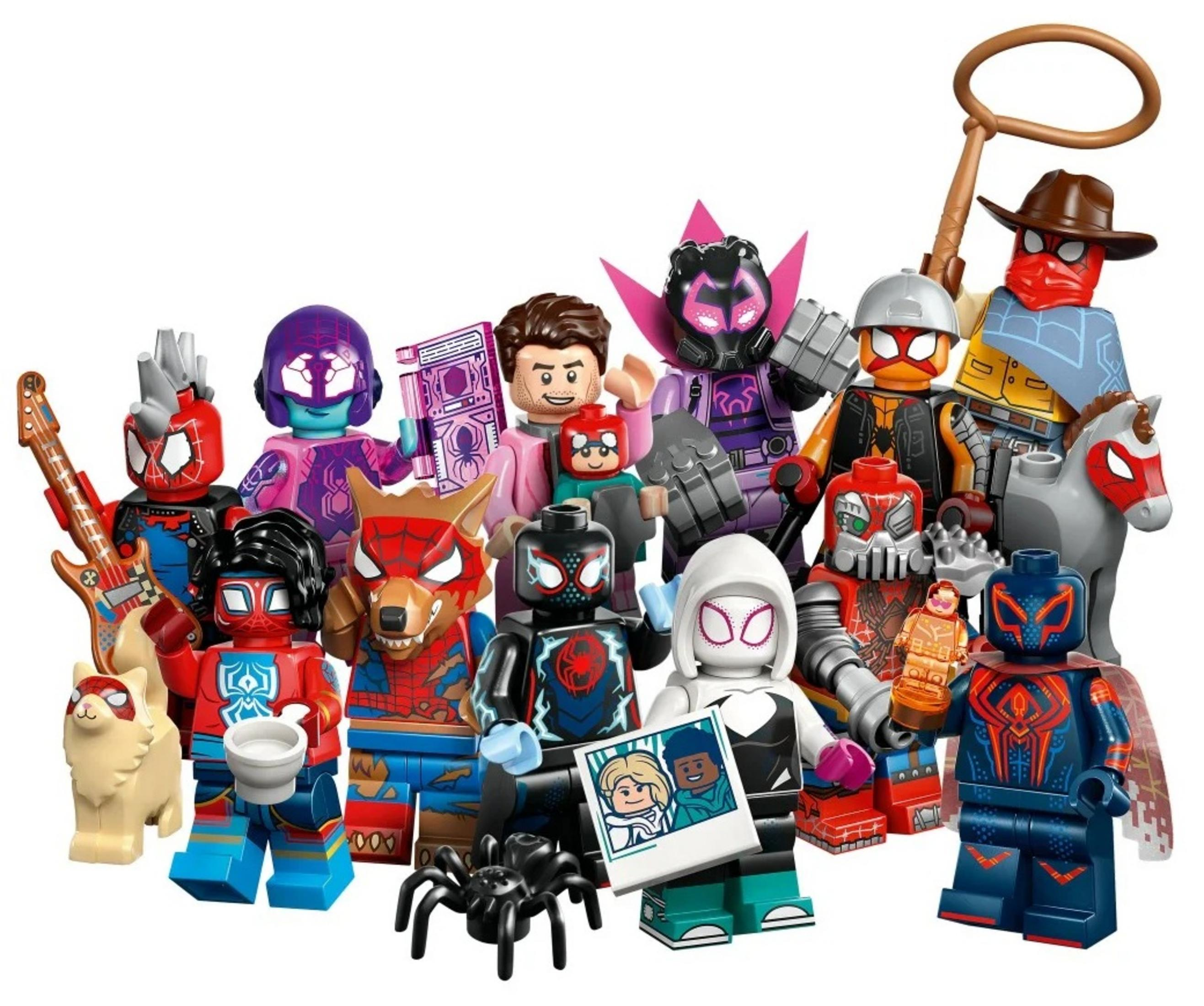 Grupa figurek Lego, w tym postaci Spider-Mana, pozuje na białym tle.