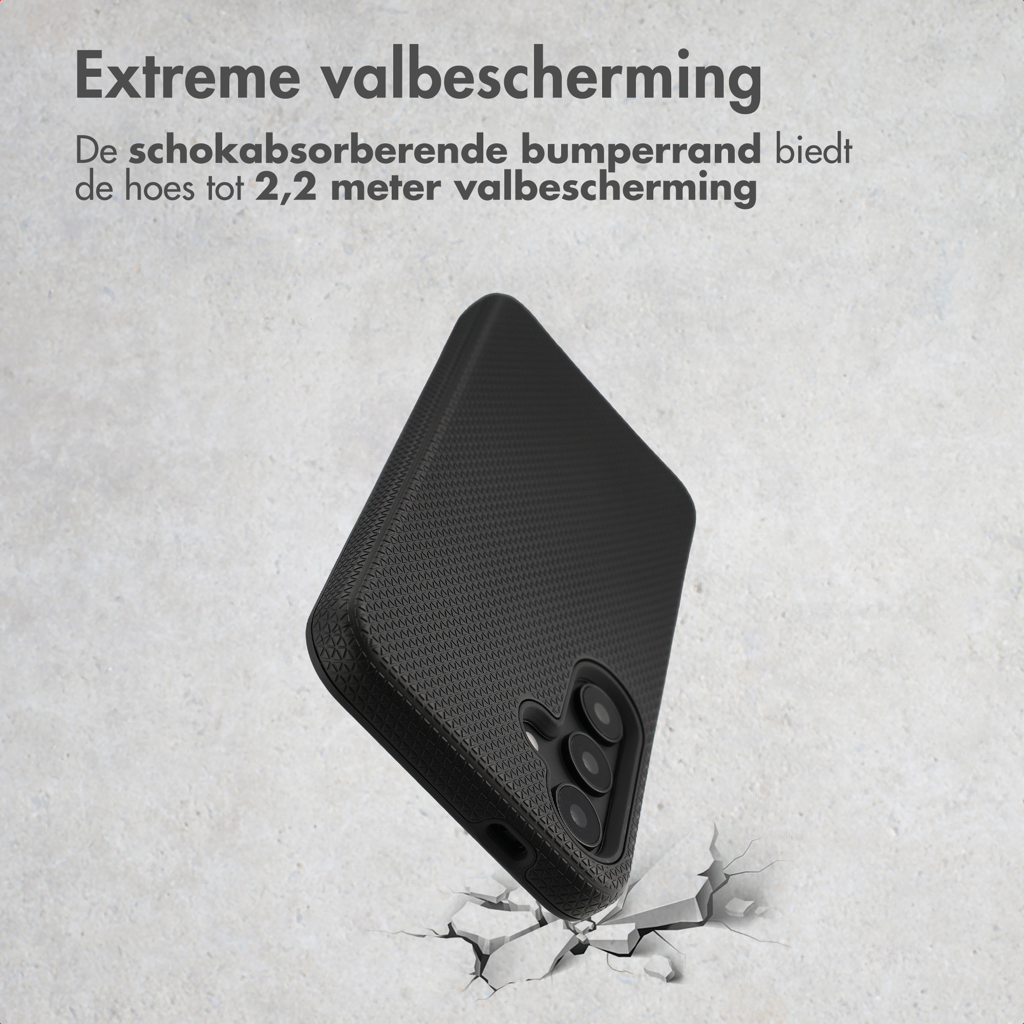 Coque de téléphone noire avec design antichoc sur sol craquelé.