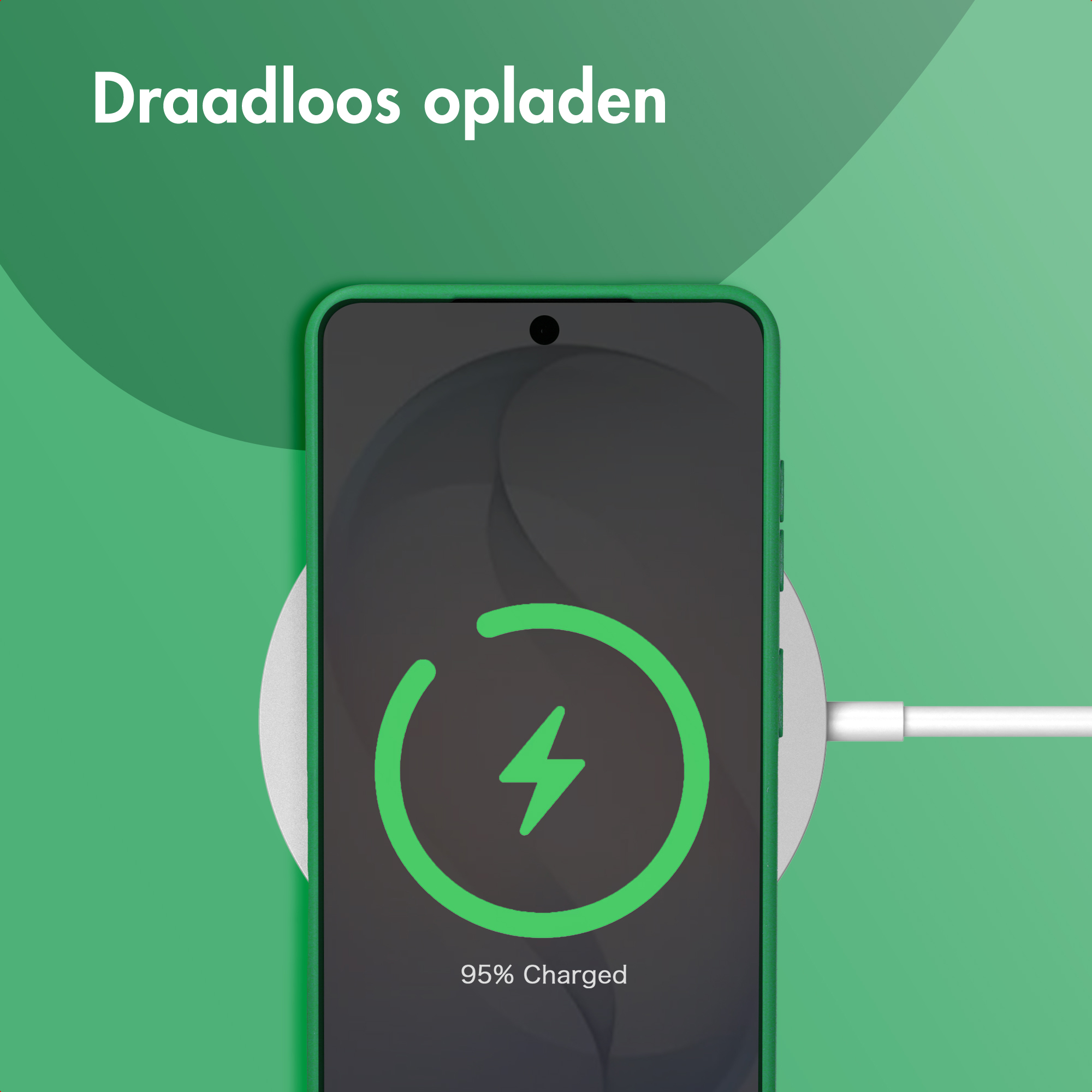 Un smartphone se charge sans fil; son écran affiche 95% chargé.