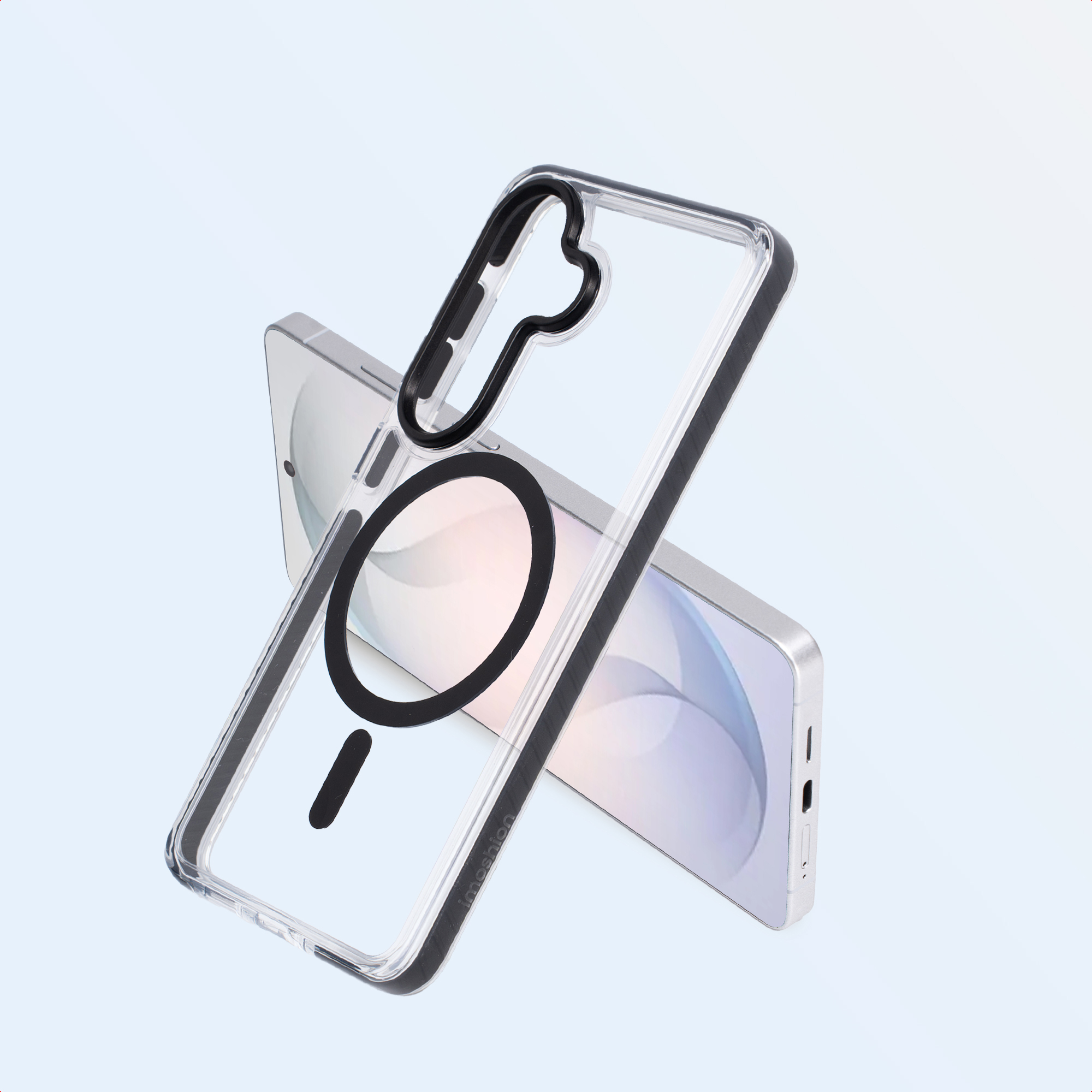 Een doorzichtige telefoonhoes met zwarte rand ligt over een mobiele telefoon.