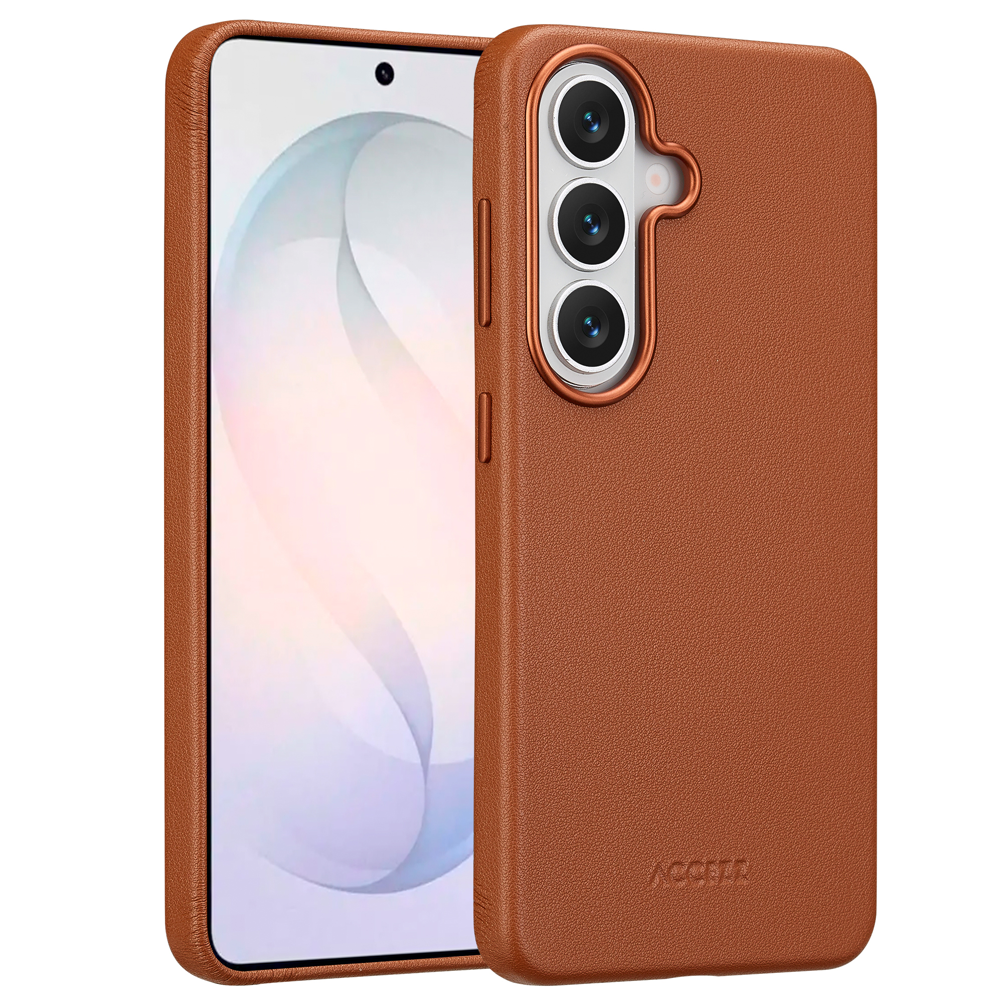 Bruine leren telefoonhoes met drievoudige camera-uitsparing op witte achtergrond.