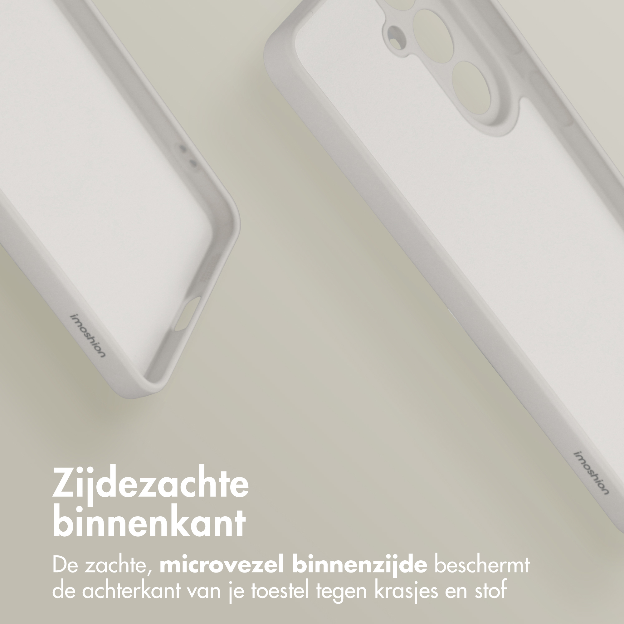 Twee witte telefoonhoesjes met zachte microvezel voering.