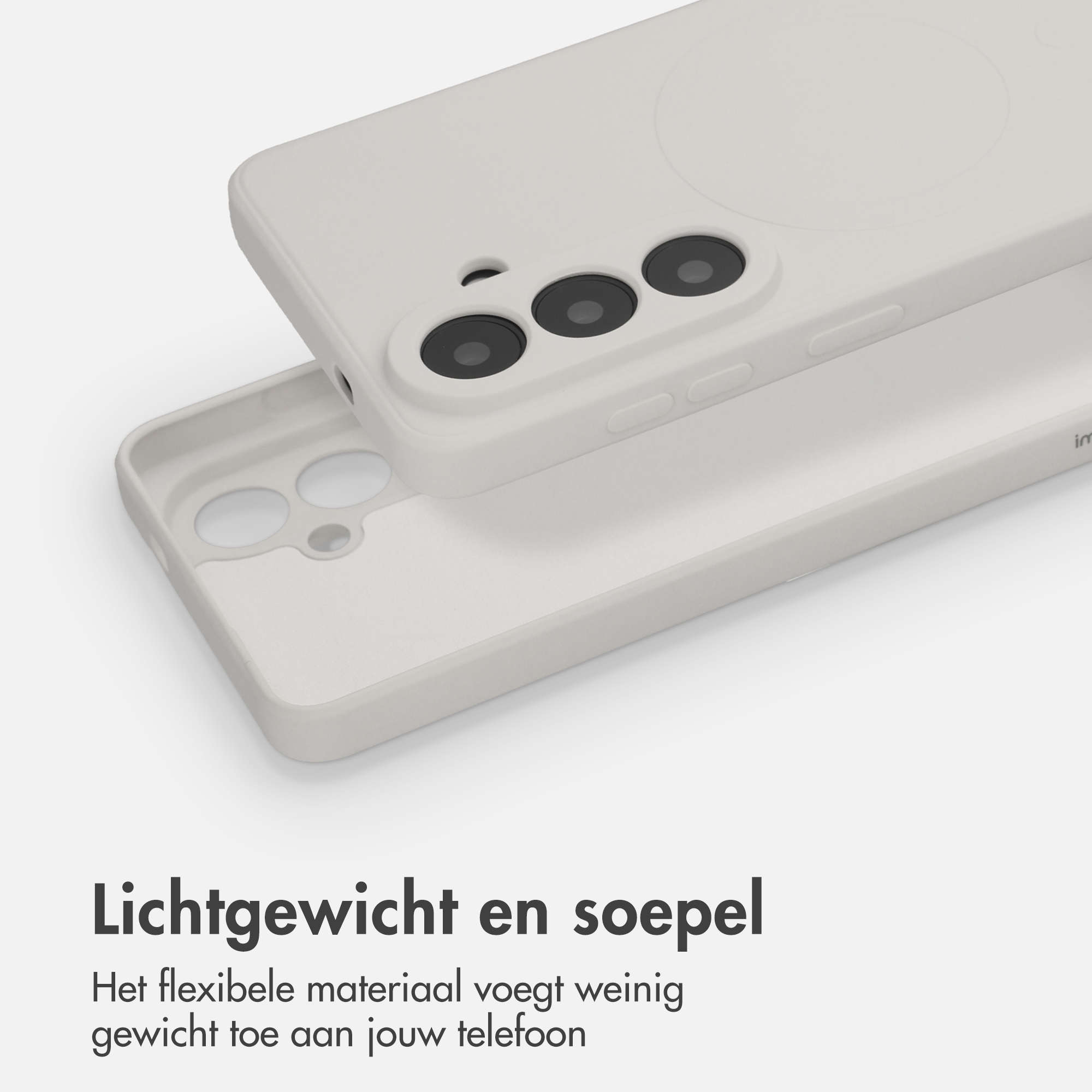 Wit telefoonhoesje met drie cameralenzen en uitsparingen.