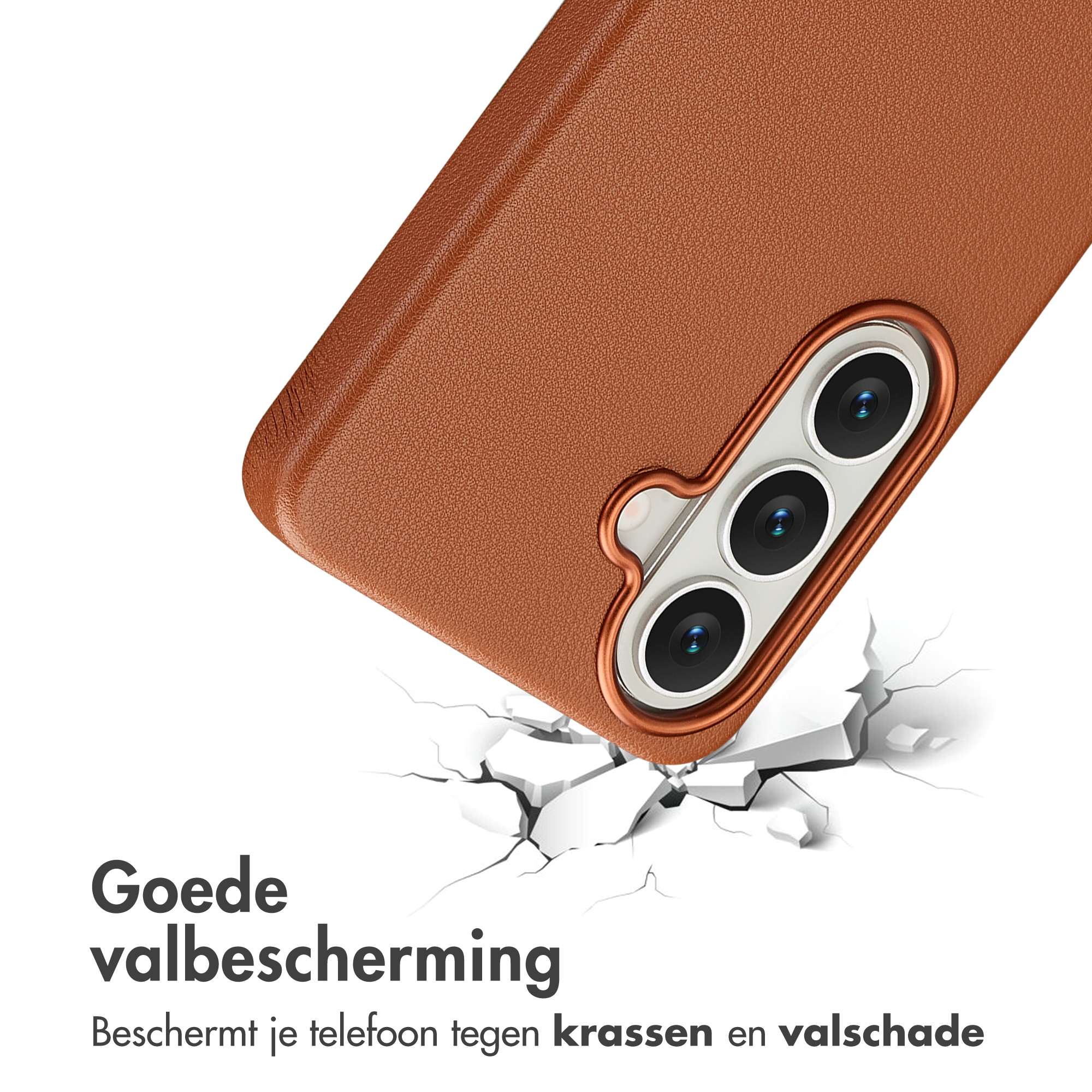 Bruine telefoonhoes met drie cameralensjes, die een val simuleert.