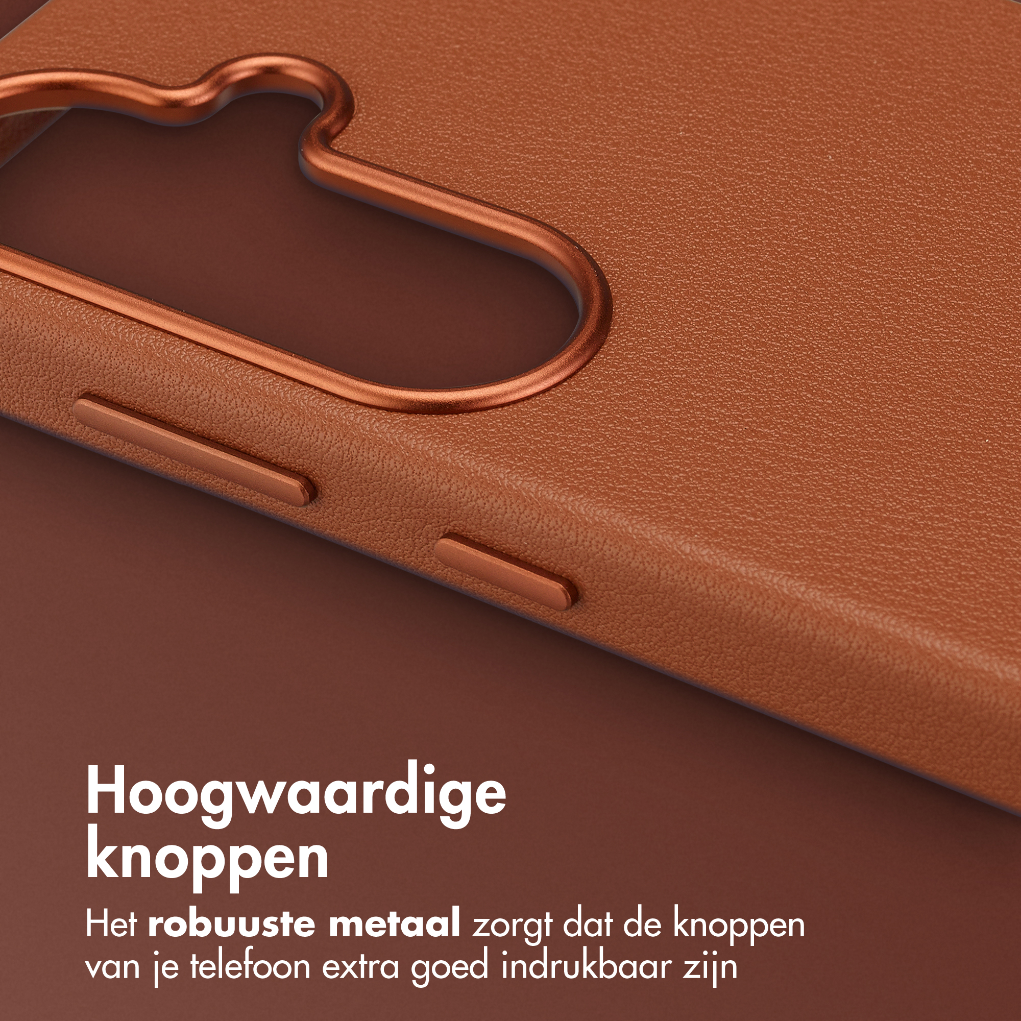 Bruine telefoonhoes met metalen knoppen en tekst.