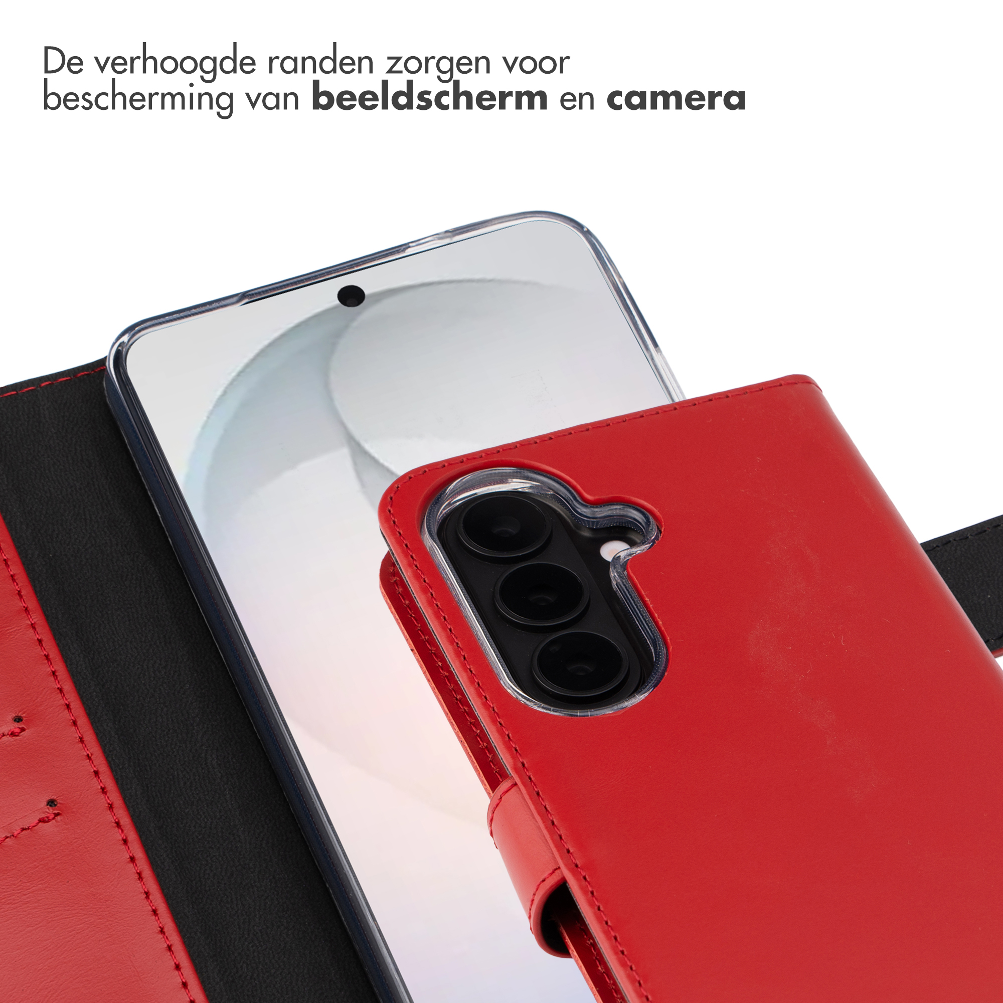 Rode telefoonhoes met camera-uitsparing, toont telefoonscherm en lenzen.