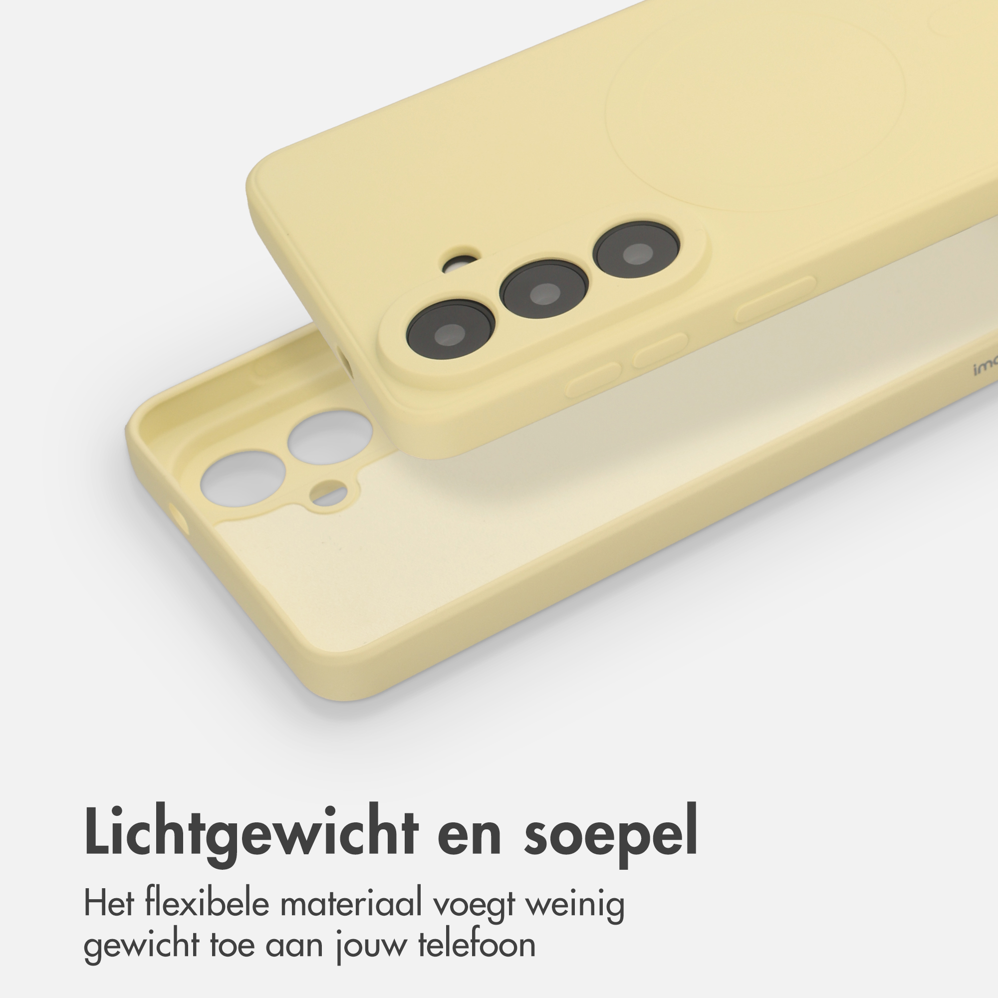 Une coque de téléphone jaune clair à côté d'un téléphone à trois caméras.