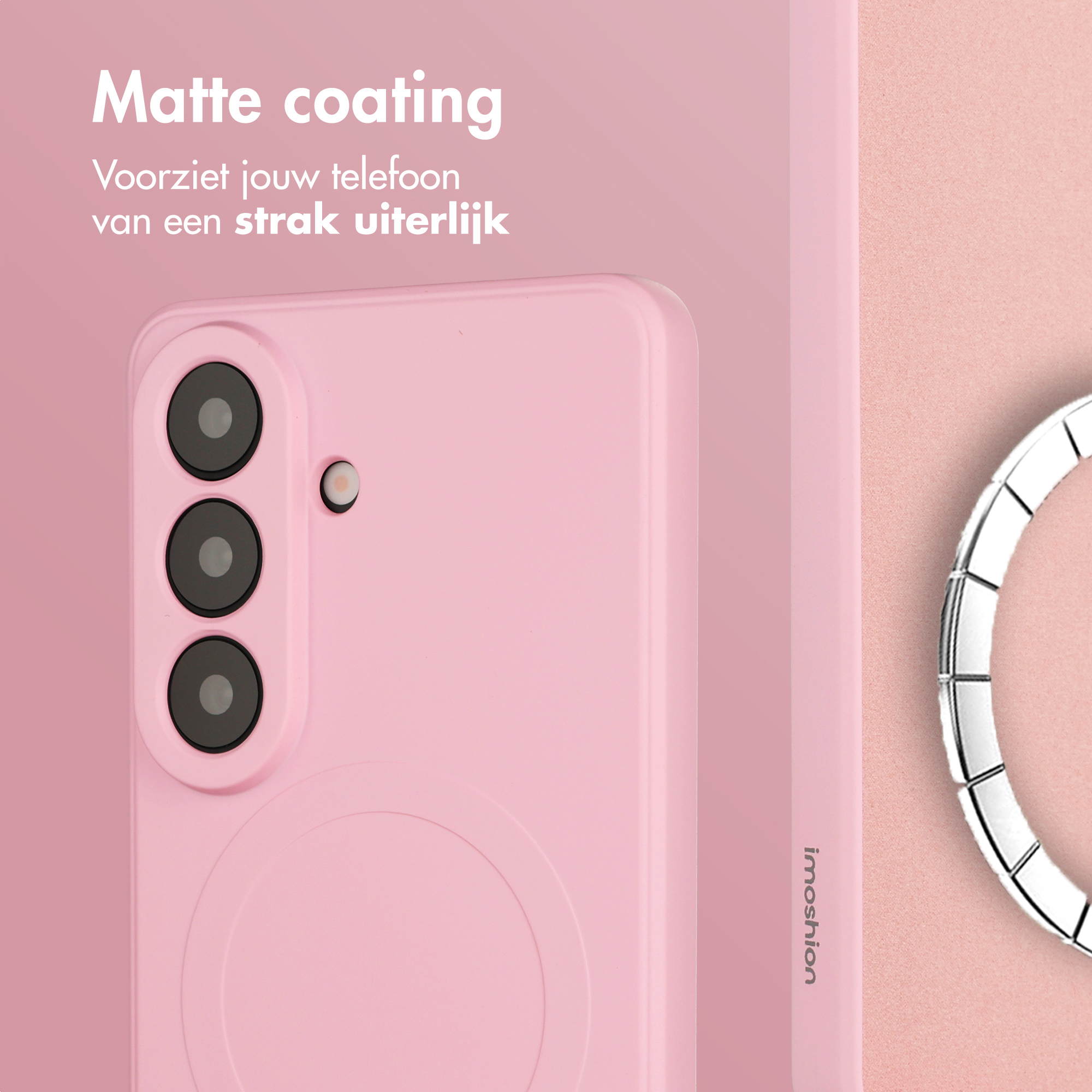 Coque de téléphone rose avec trois caméras et un porte-clés argenté. Revêtement mat.