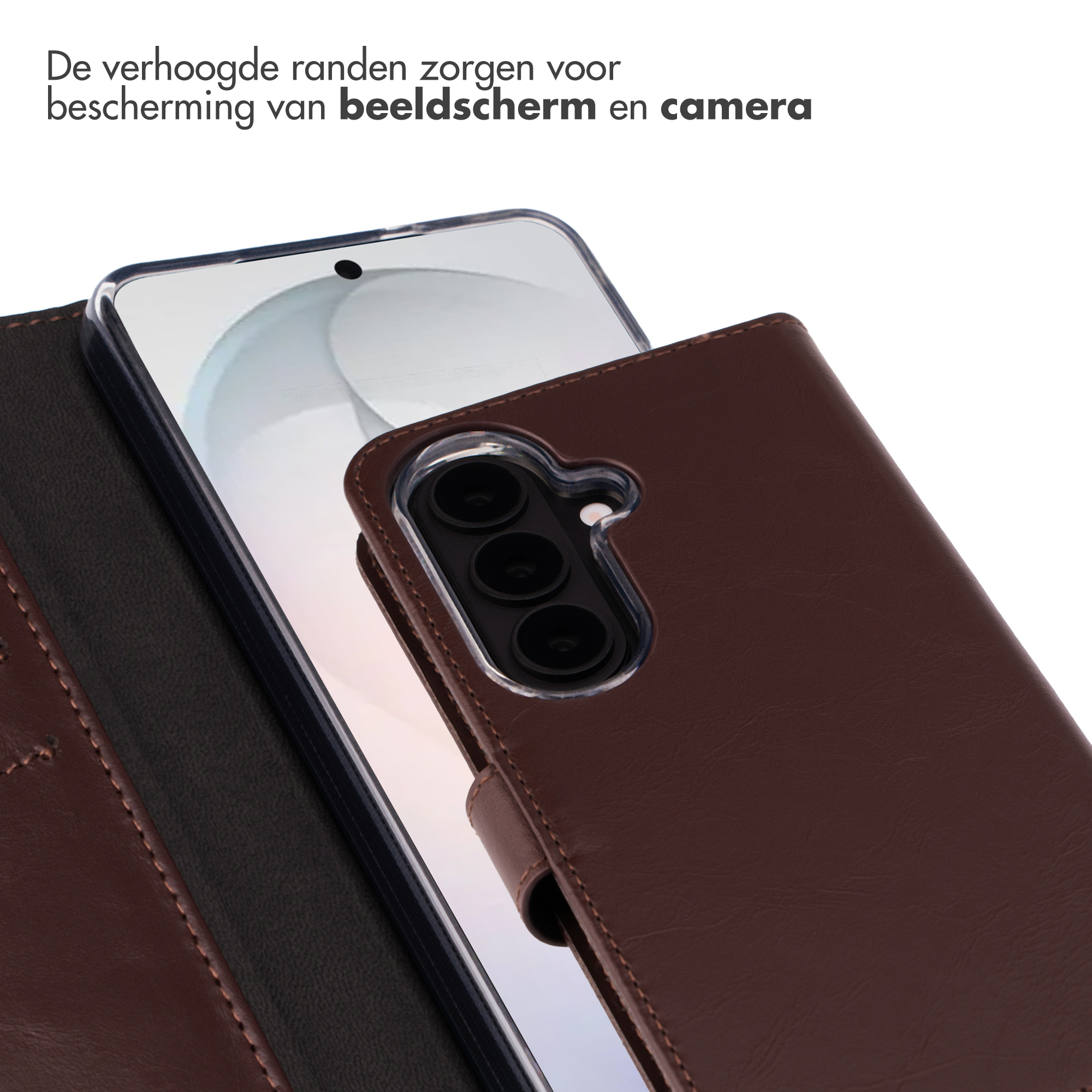 Bruine lederen hoes voor smartphone met camera en scherm.