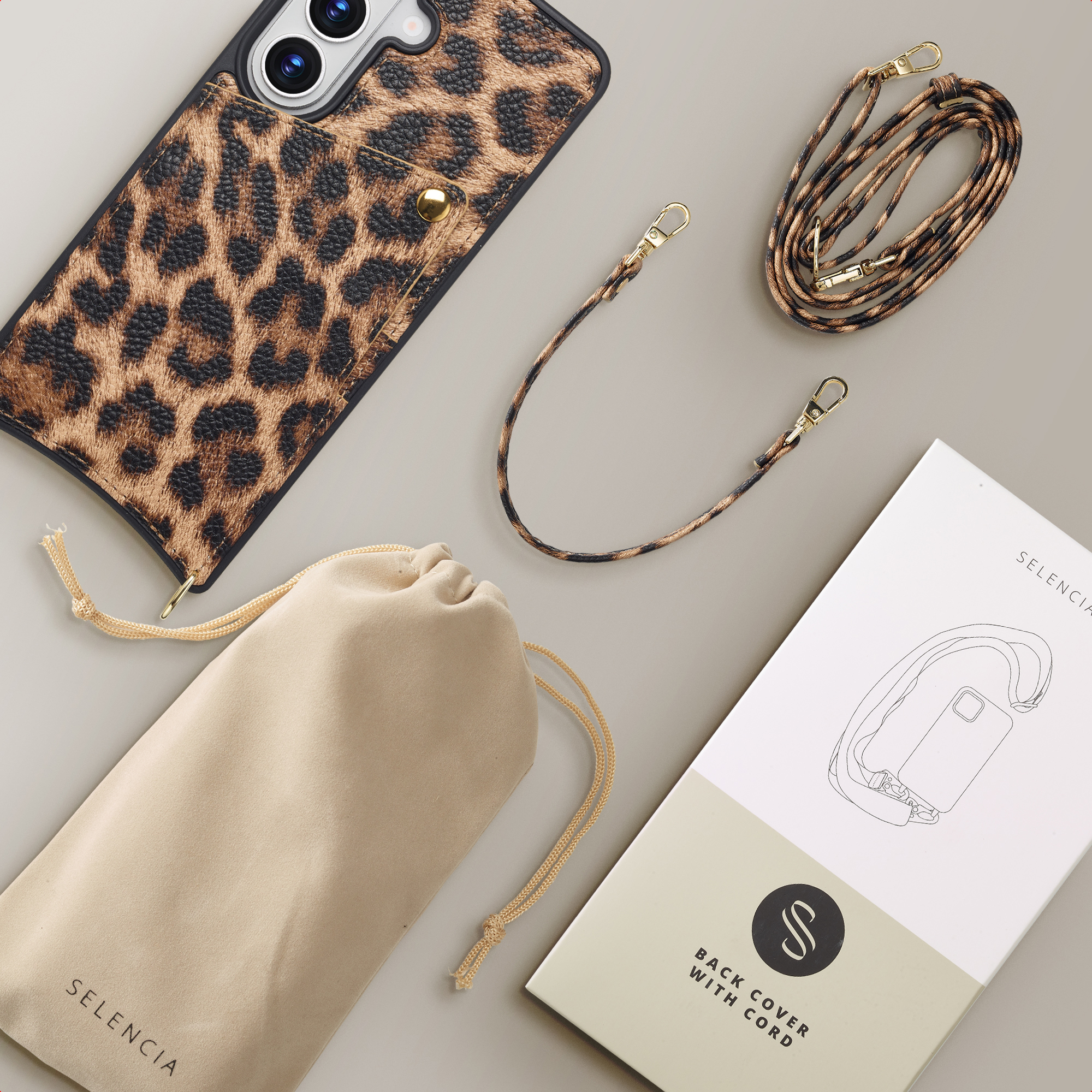 Telefoonhoesje met luipaardprint, koord, etui en verpakking op grijze achtergrond.